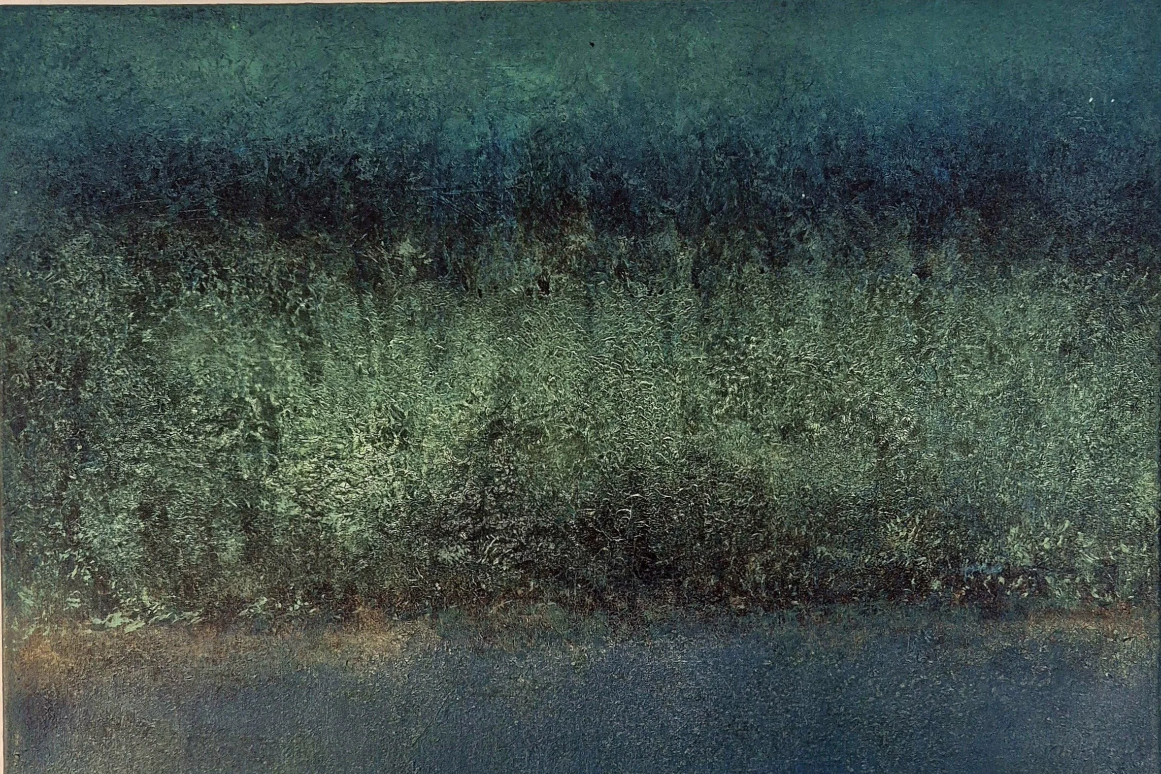 Sobre un fondo con textura de pintura abstracta en tonos verdes y azules profundos y detalles en Verde claro acrilico iriscente