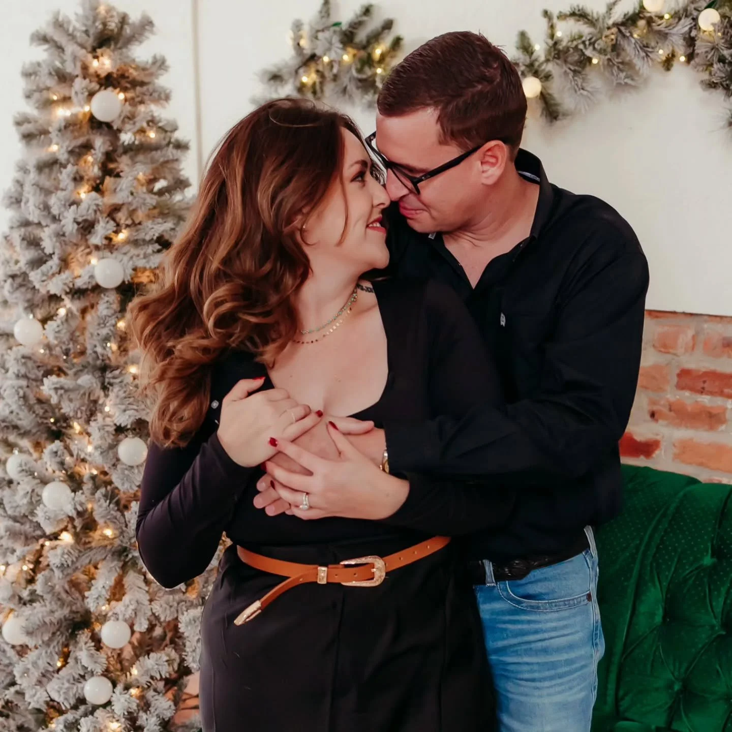 When I saw this couch, I knew I needed it for Christmas sessions &amp; it was a hit 😍🥰🤘✨️ 
Also, scroll to see the sweetest face ever!! 🥹🫶🐾 

#christmasminis #newmexicophotographer #elpasophotographer #elpasotexas #holidays2025