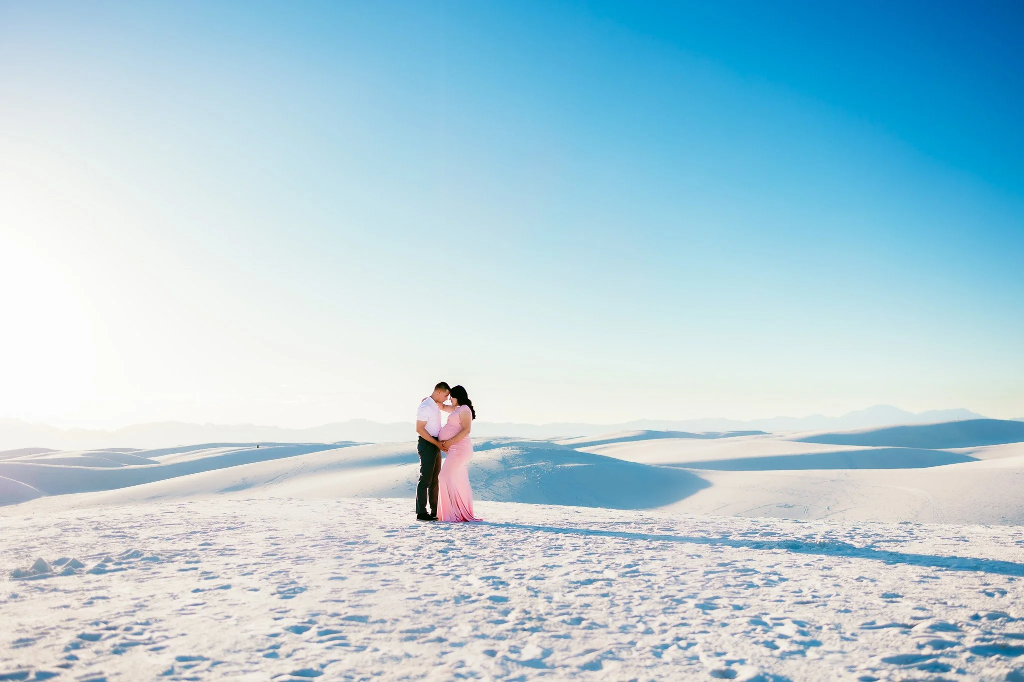 White Sands maternity photographer capturing expecting parents during a romantic maternity photography session at White Sands National Park in New Mexico.