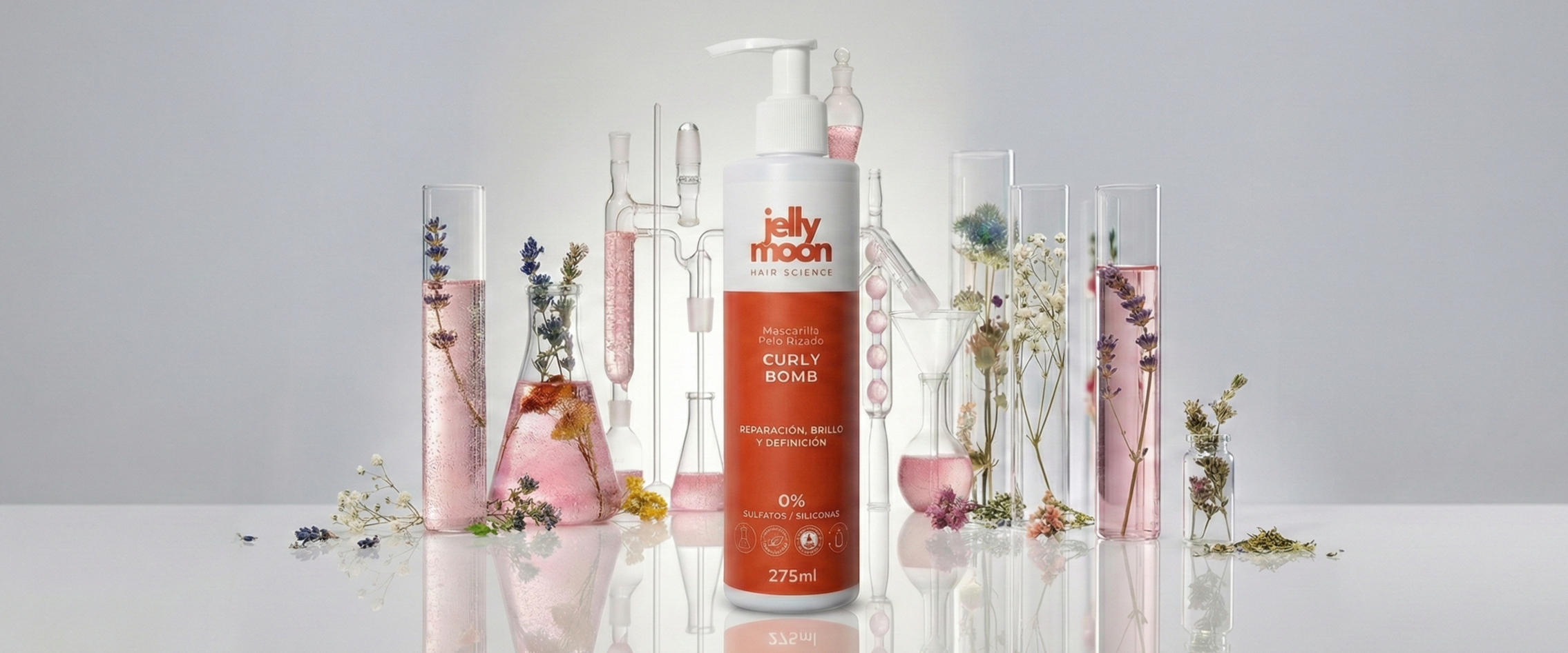 Esta mascarilla Jellymoon para pelo rizado en la menopausia aporta nutrición profunda sin apelmazar. Una fórmula inteligente, sin sulfatos ni siliconas, pensada para devolver suavidad y brillo al pelo maduro.