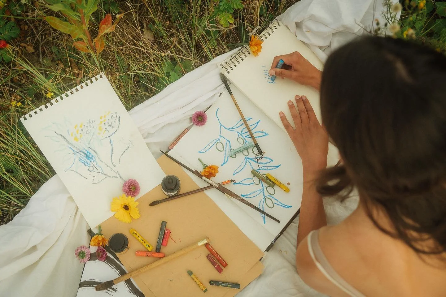 Zie mijn nieuwe Website in bio! 🌞🌿 www.sunshinedesign.nl 
Ik ontwerp met hart en ziel: van logo&rsquo;s en huisstijlen tot illustraties voor flyers, boeken, trouw- en babykaarten, persoonlijke cadeaus, cd-hoezen, programmaboekjes, menukaarten en ze