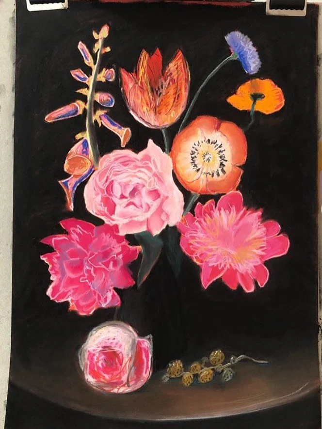 Deze tekening maakte ik in opdracht van een bloemist in Friesland (2023) en de tweede tekening was een cadeau voor iemand (2022) 
Allebei zijn comt&eacute; krijt op gekleurd papier. Krijt is een van mijn lievelings mediums.
Wil jij ook een persoonlij