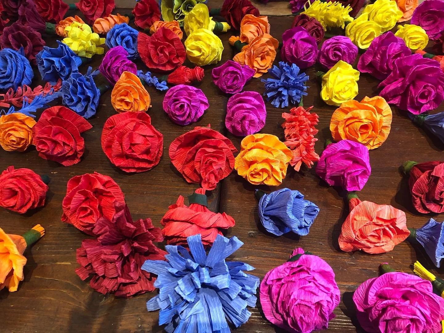 150 bloemen knutselen voor het @studentenkooramsterdam 🌷🌹💐🌸🌷🌻💖💖💖💖💖💖 Concert is volgende week vrijdag en zondag 14 en 16 november 💕 ik zing niet mee deze keer maar ga zeker luisteren naar deze prachtige muziek.