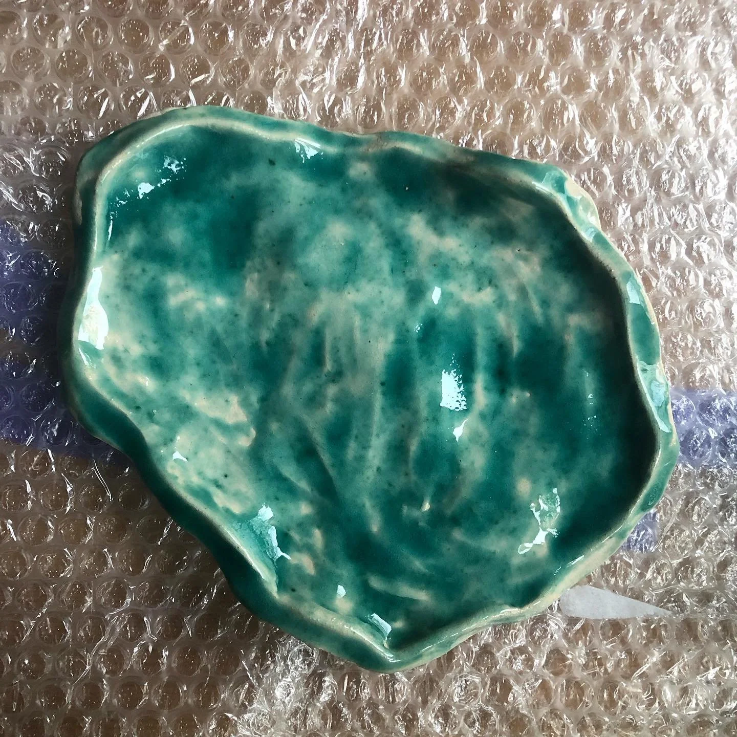 Een schaaltje gemaakt van klei en geglazuurd. #imperfect #wabisabi #keramiek