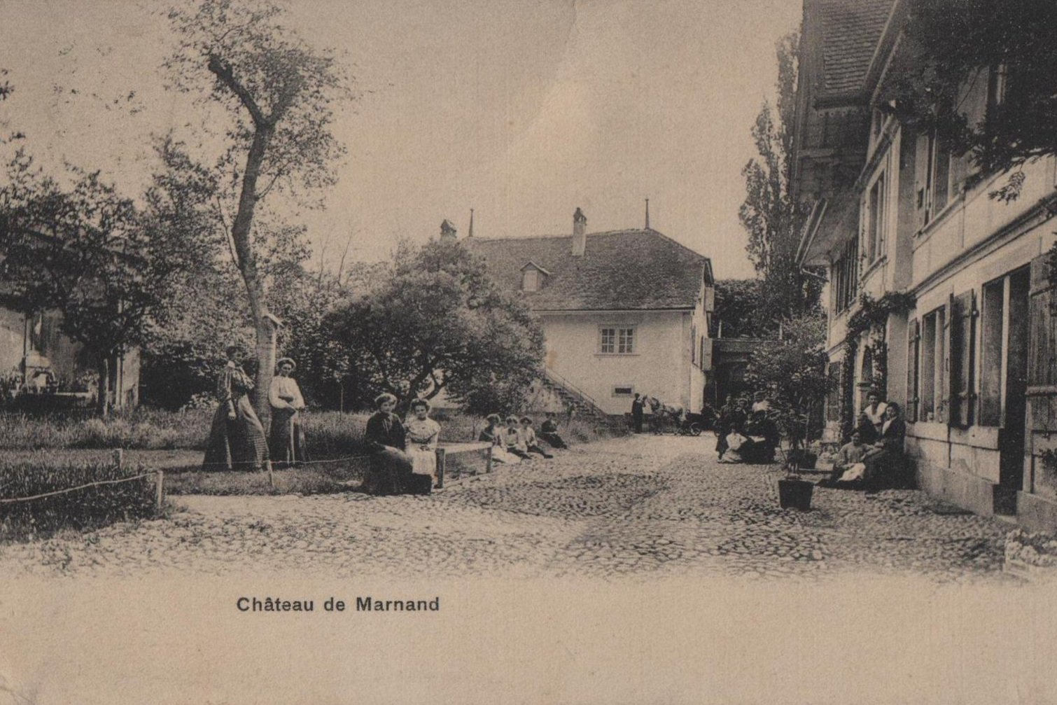 chateau+de+marnand+institut+la+cour+la+porte+de+cuisine.jpg