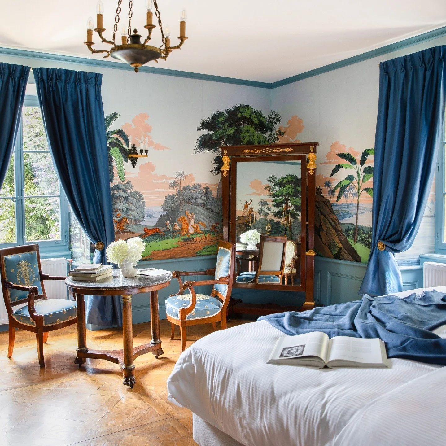 Suite Empire - Domaine du Ch&acirc;teau de Marnand
Un immense merci @gg_gregoiregardette pour ces belles photos!