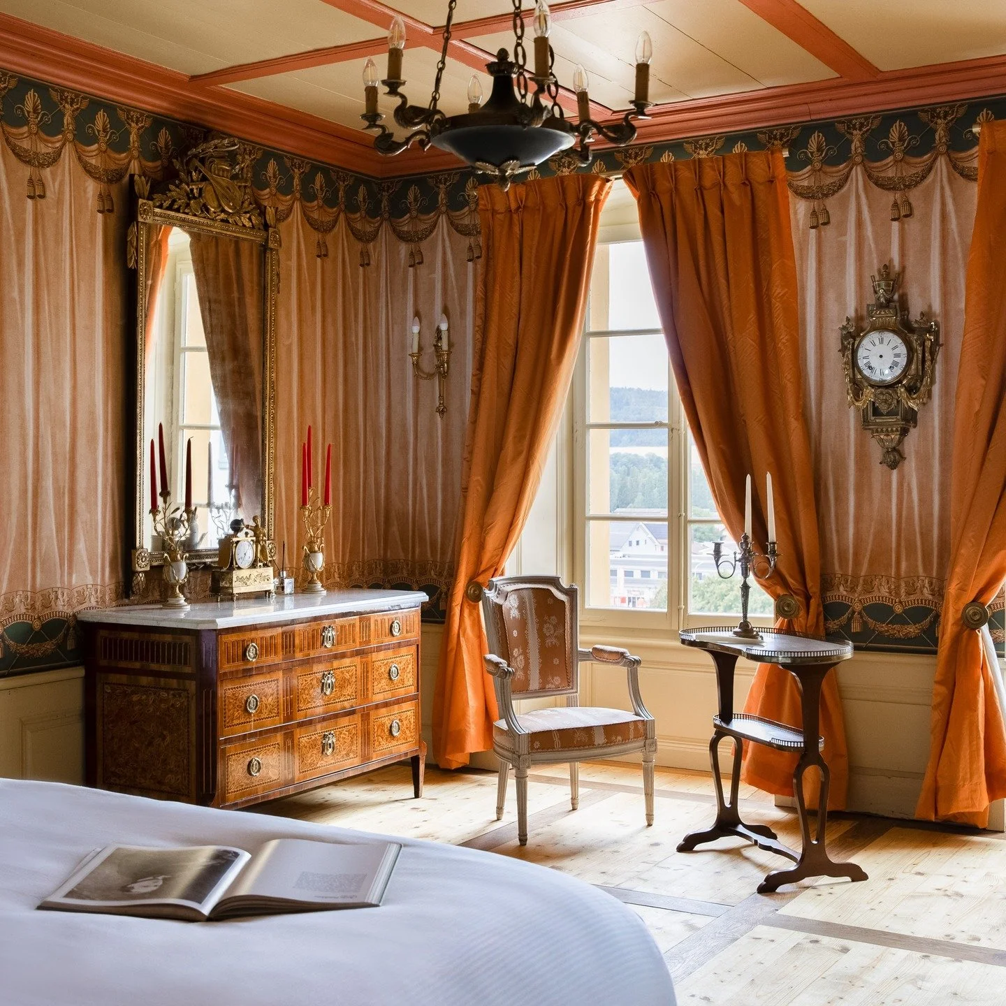 Appartement Louis XVI - Domaine du Ch&acirc;teau de Marnand
Mille mercis @gg_gregoiregardette pour ces magnifiques photos!
Papier peint @papiersdeparis 
Peinture des boiseries @farrowandball 
Lit et rideaux @juju_host 
Meubles et objets @igra_lignum