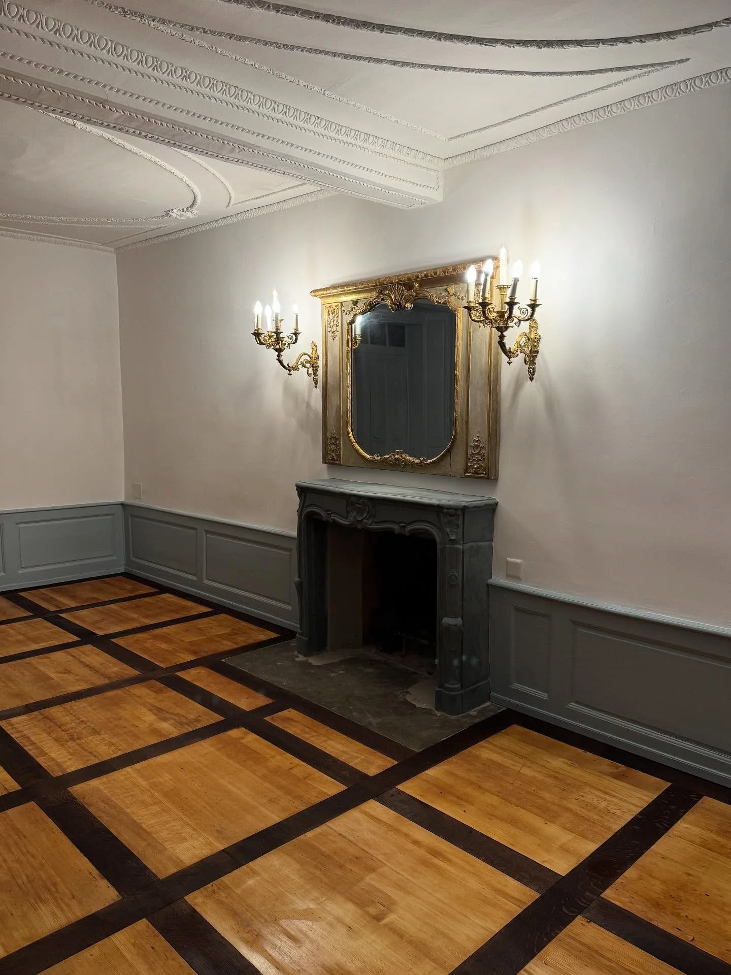 #dejavu 
Vor 5 Jahren haben wir den blauen Salon zum 1. Mal renoviert - es war das erste Zimmer, das fertig war 
#auffrischung #winterbereit Auf viele gem&uuml;tliche Kaminabende! 🥂