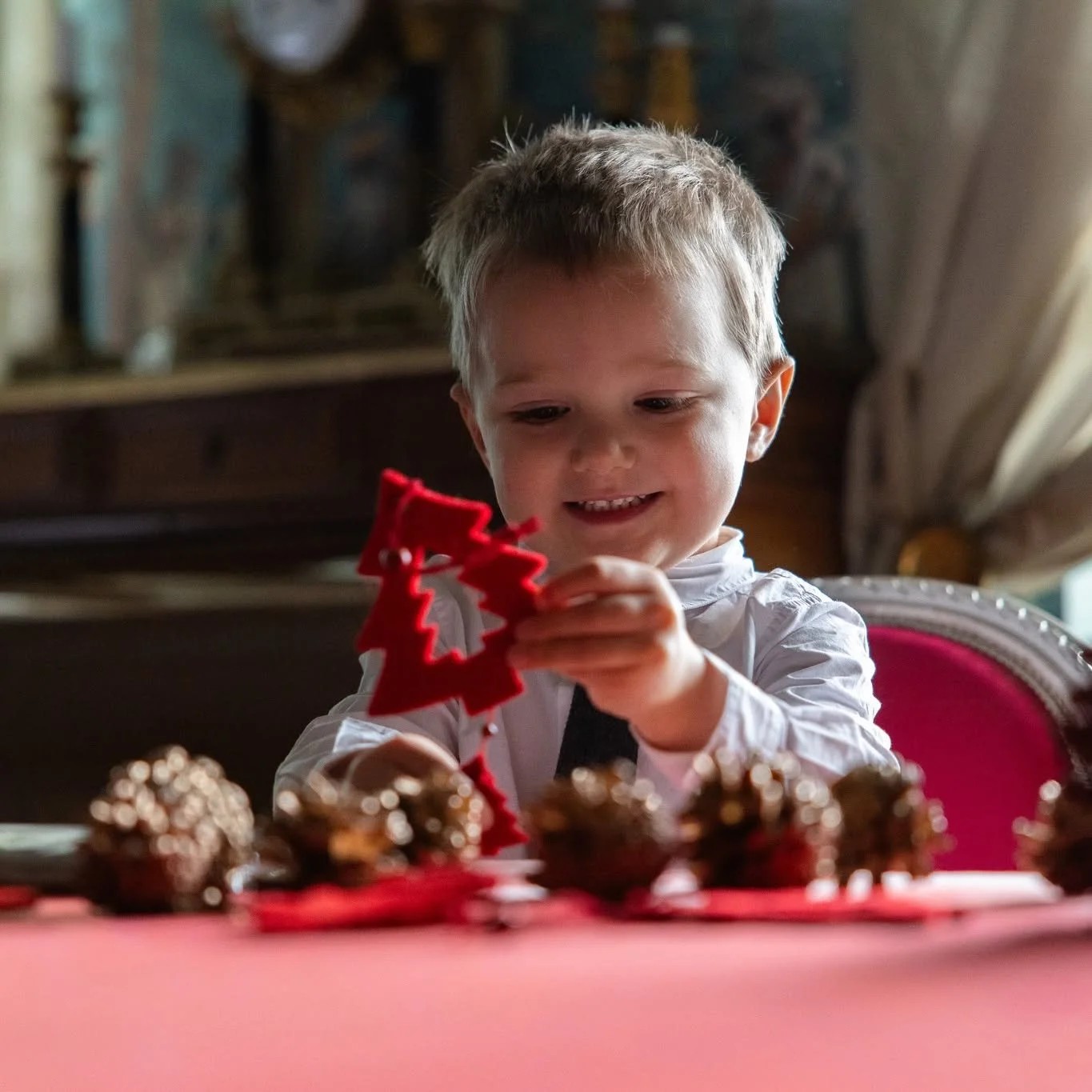 Like a winter morning at @chateaudemarnand, where the children breathe warmth and life into the house ☀️

@gg_gregoiregardette