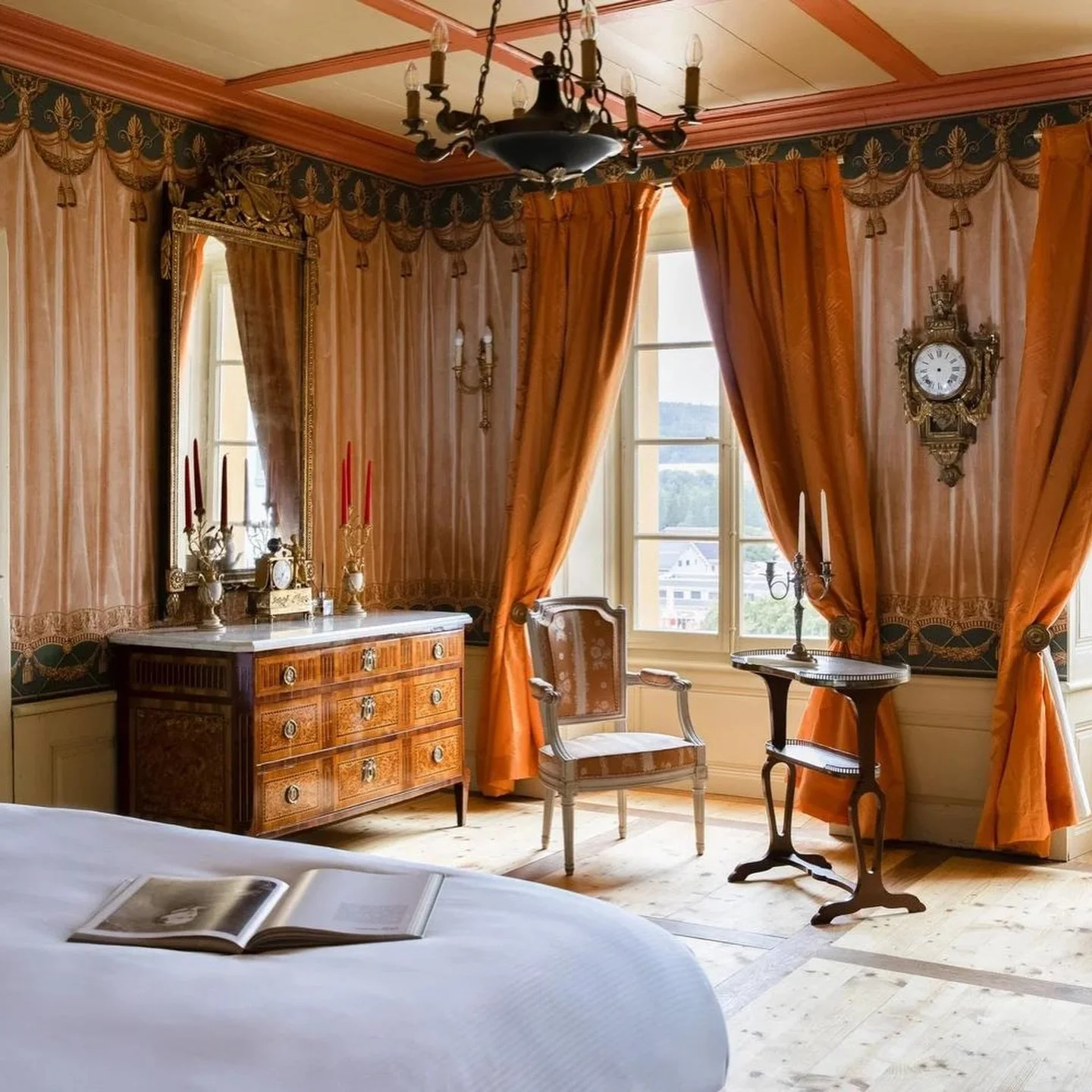 Derri&egrave;re ses portes, l&rsquo;Appartement Louis XVI vous invite &agrave; un voyage hors du temps. Une chambre spacieuse, des meubles d&rsquo;&eacute;poque et des papiers-peints authentiques composent un &eacute;crin de luxe et d&rsquo;histoire.
