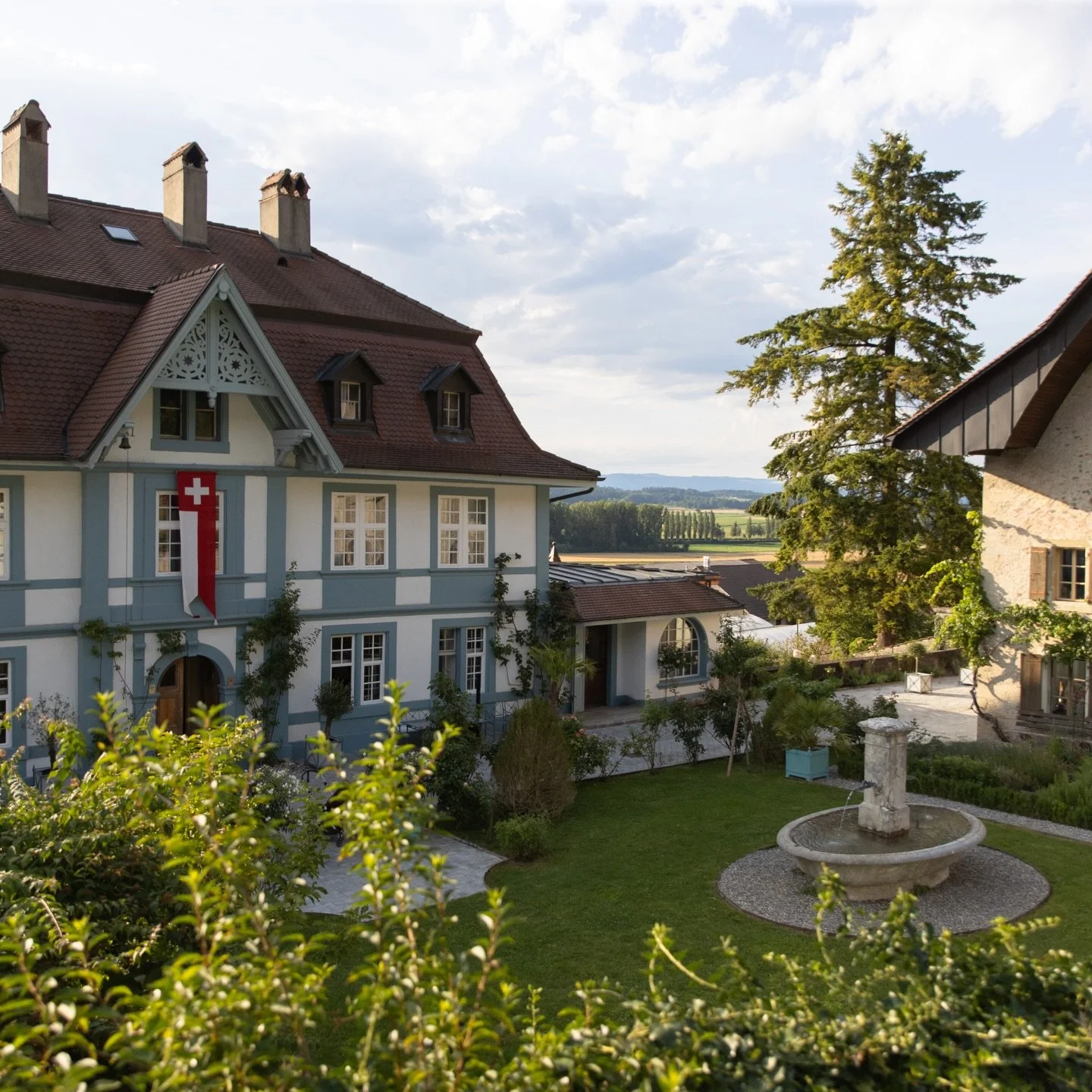 Quand les premiers rayons du soleil printanier se refl&egrave;tent sur le ch&acirc;teau ☀️🌸