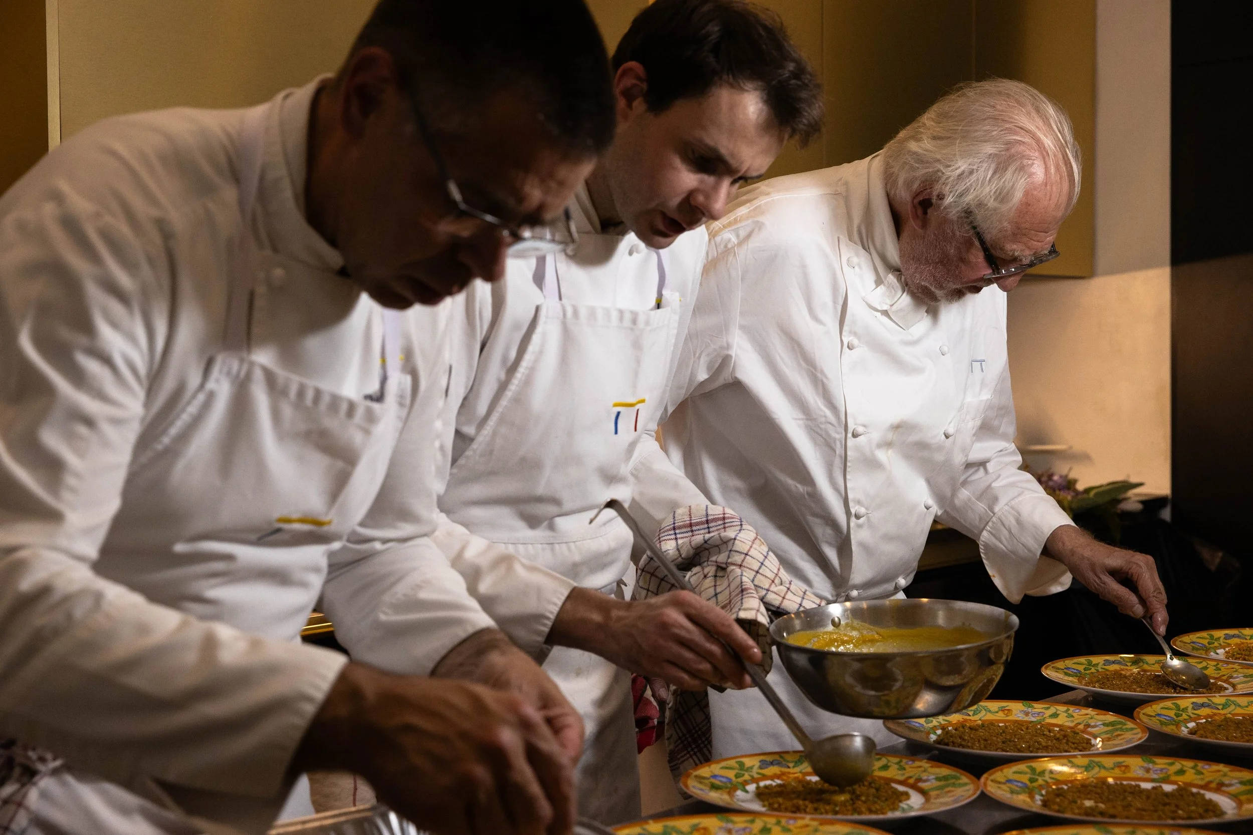 Pierre Gagnaire et son equipe de cuisine au Chateau de Marnand