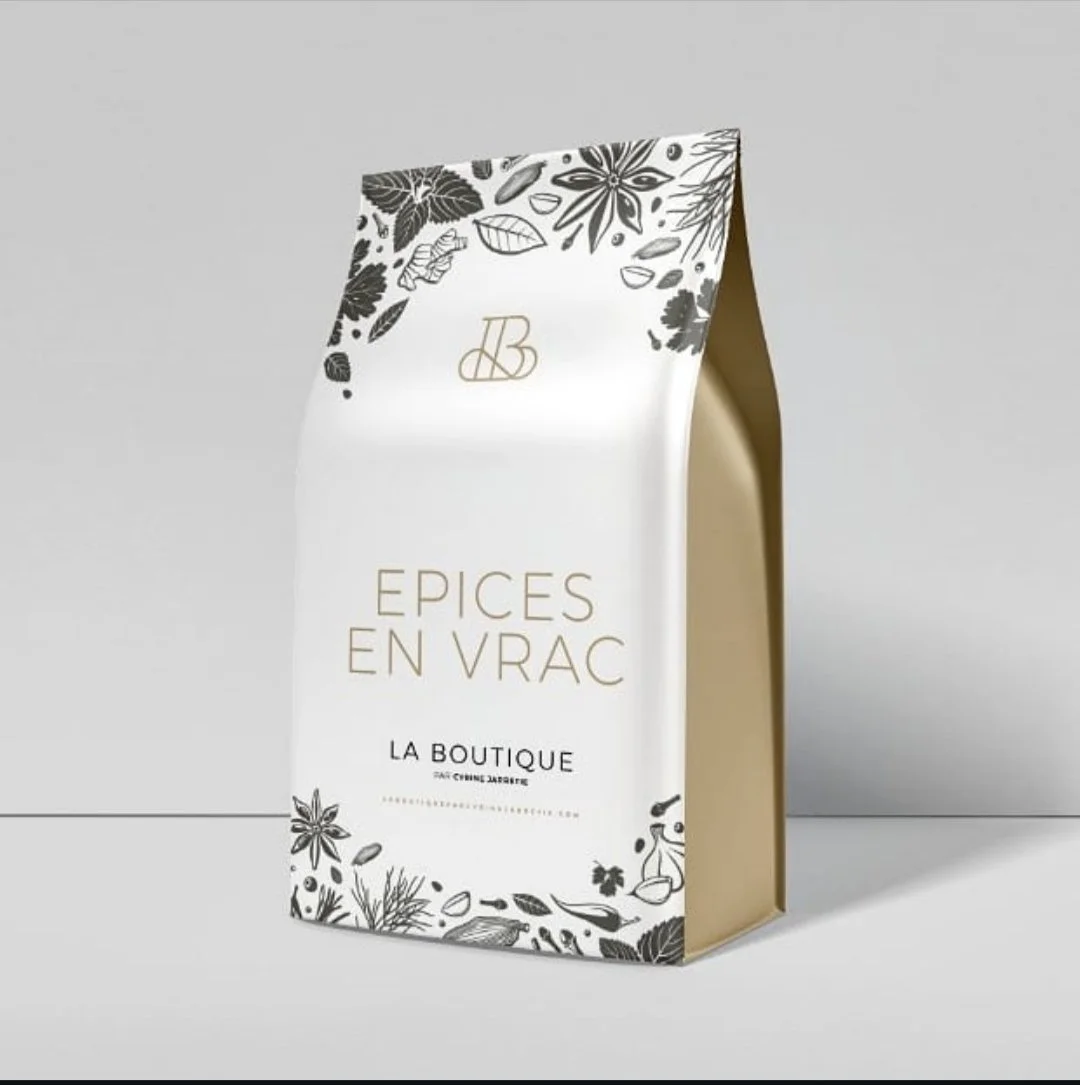 Emballage de épices en vrac avec un design épuré blanc et or, décoré de dessins de plantes et d'herbes.