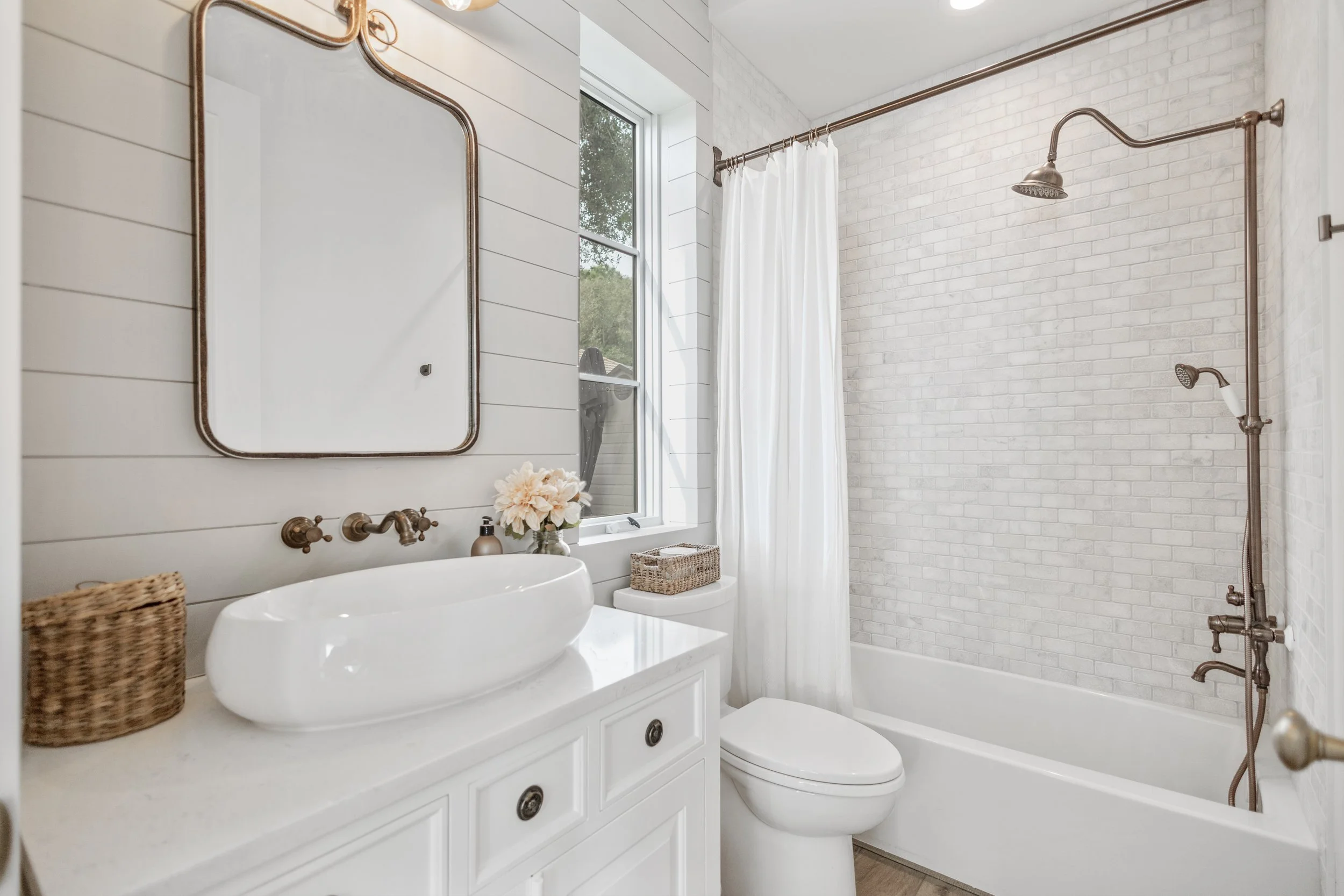 modern farmhouse bathroom