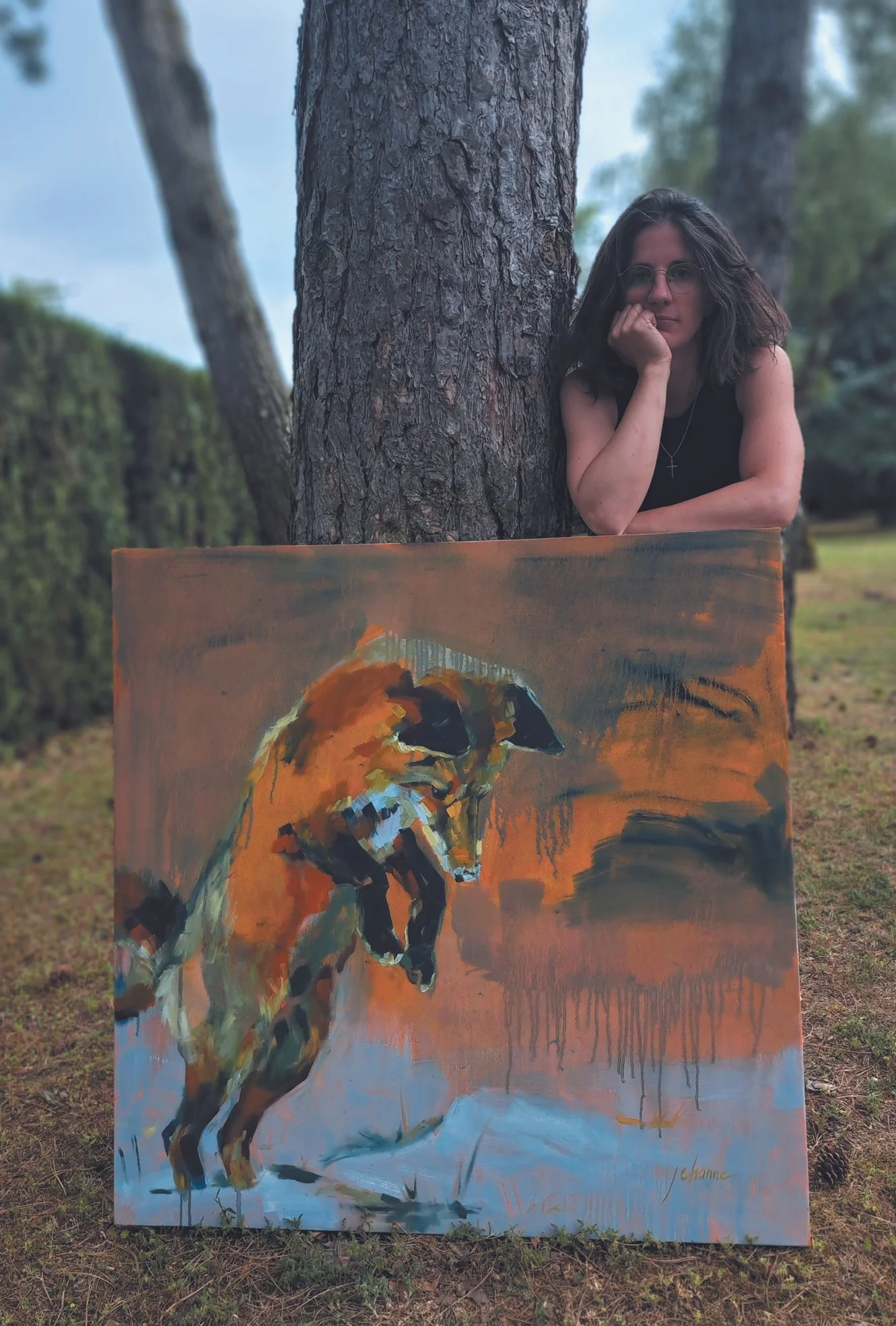 artiste posant avec son tableau, tableau à l'huile, scène extérieure