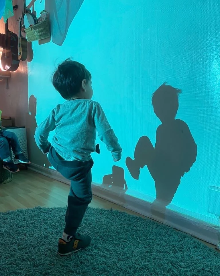 &ldquo;There it is! It&rsquo;s back!&rdquo; &ldquo;Come with us shadows!&rdquo;
Shadow investigations with our toddlers both indoors and outdoors! 👥☀️

#reggioinspired #nycpreschool #preschool #toddler #shadows #shadowplay #lightandshadow #learnthro