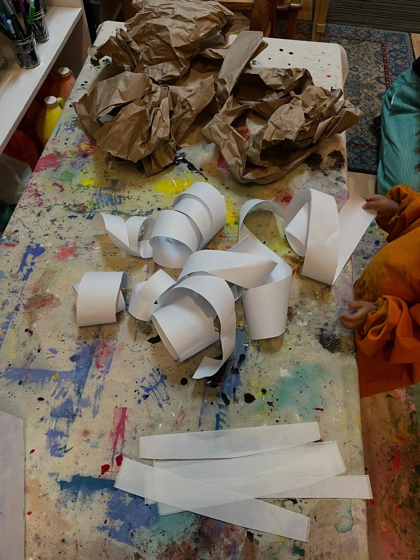 How can we transform paper? The Toddlers started by exploring different types of dry paper, observed how they changed when they got wet, and even experimented with putting them on different surfaces! They experienced ripping, rolling, sticking, and o