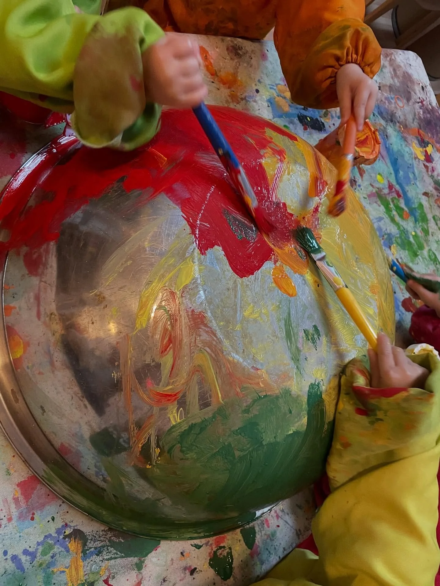 Paint + brushes + hands + a big bowl + paper = a collaborative &amp; multisensorial experience (with a bonus of beautiful prints that will be used as part of the Toddler room&rsquo;s decorations for our upcoming Harvest Feast!)

✨Inspiration from @mu