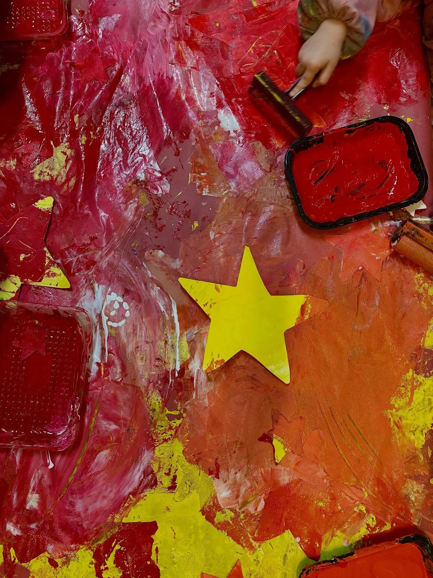 Collaboration, creativity, community! ❤️✨ Last week, the children worked together to make colorful holiday decorations for our neighbors at a local family shelter for their holiday party. Community is at the heart of our school, and we strive to find