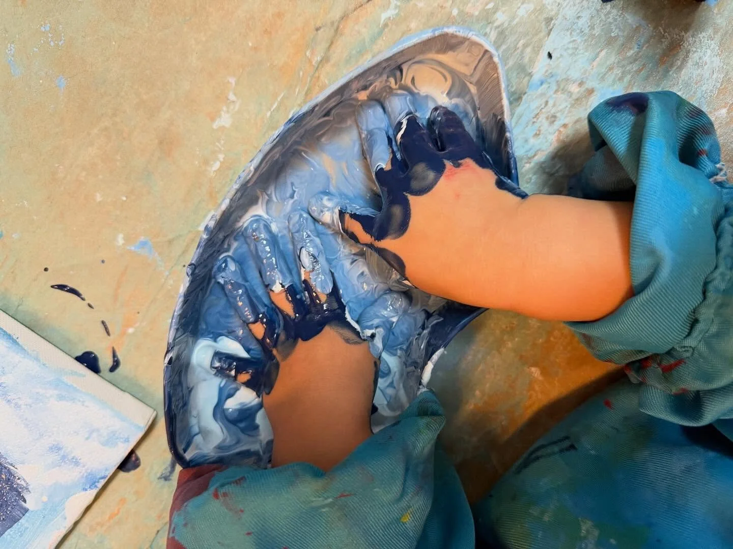 👀 Auction work is underway&hellip;we can&rsquo;t wait to see how this whole school collaborative piece will turn out! 💙🔵❄️🔷🩵

#reggioinspired #collaborativeart #nycpreschool #auction