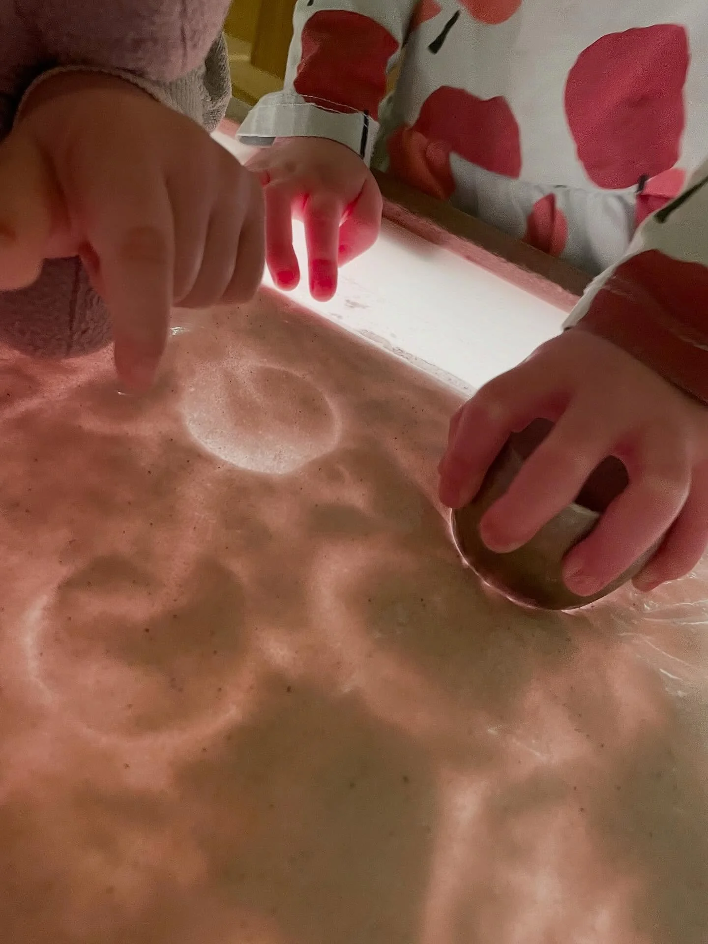 By drawing shapes with their fingers and cups in the sand, the Toddlers discovered various patterns of animals emerge from their creations. The light table helps bring these designs to life! 🐰🦒

#lighttable #sensoryplay #nycpreschool #reggioinspire