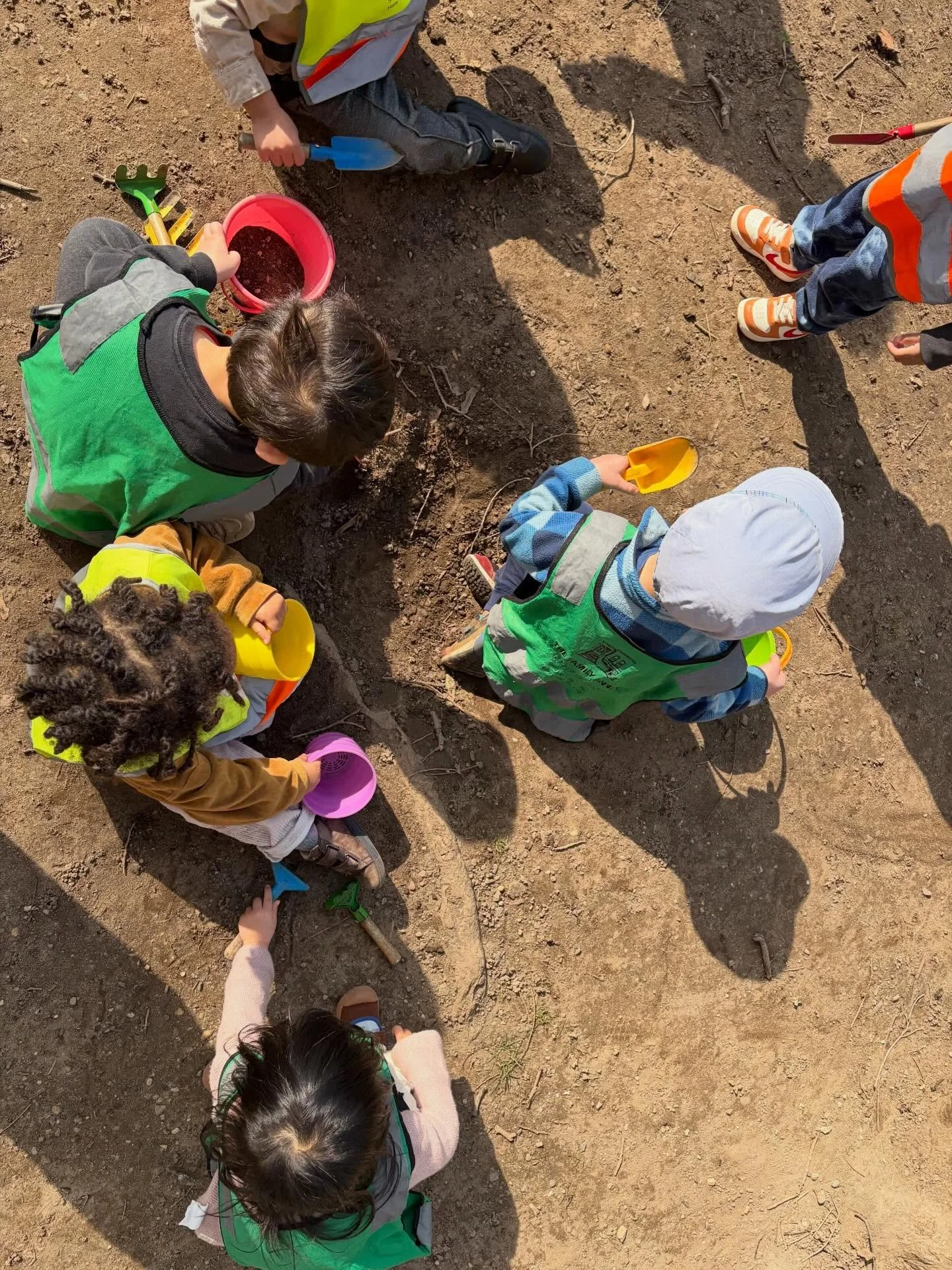 Imagining the dirt as sand on these warm, sunny days ☀️

The Two&rsquo;s and Three&rsquo;s enjoy some outdoor time, building a sense of community! 

#reggioemilia #preschool #community #outdoorplay #springtime