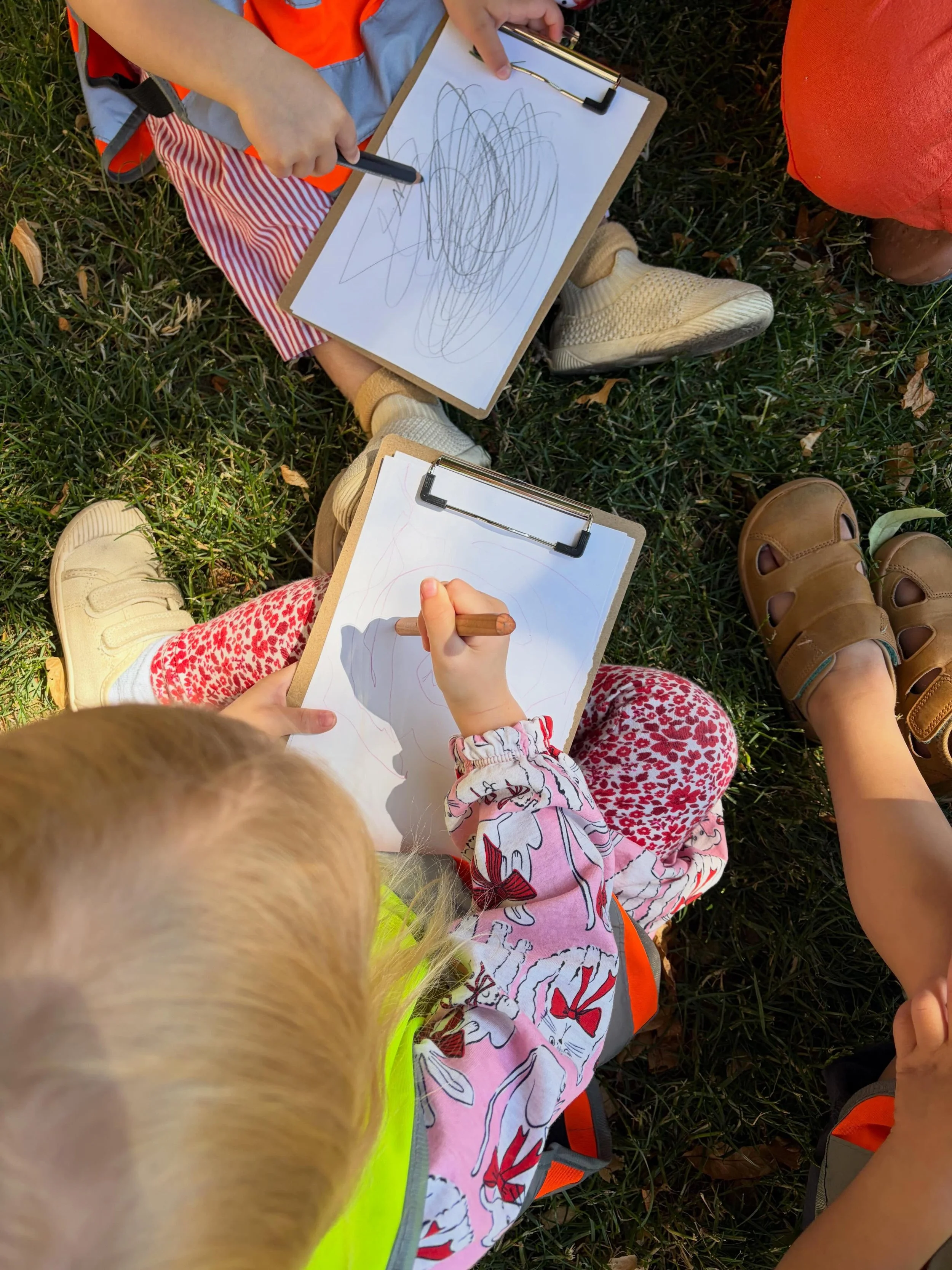 Nature exploration helps bring new ideas to the children&rsquo;s imaginations, all displayed through their drawings ✏️

#hundredlanguagesofchildren #outdoorplay #reggioinspired #nycpreschool