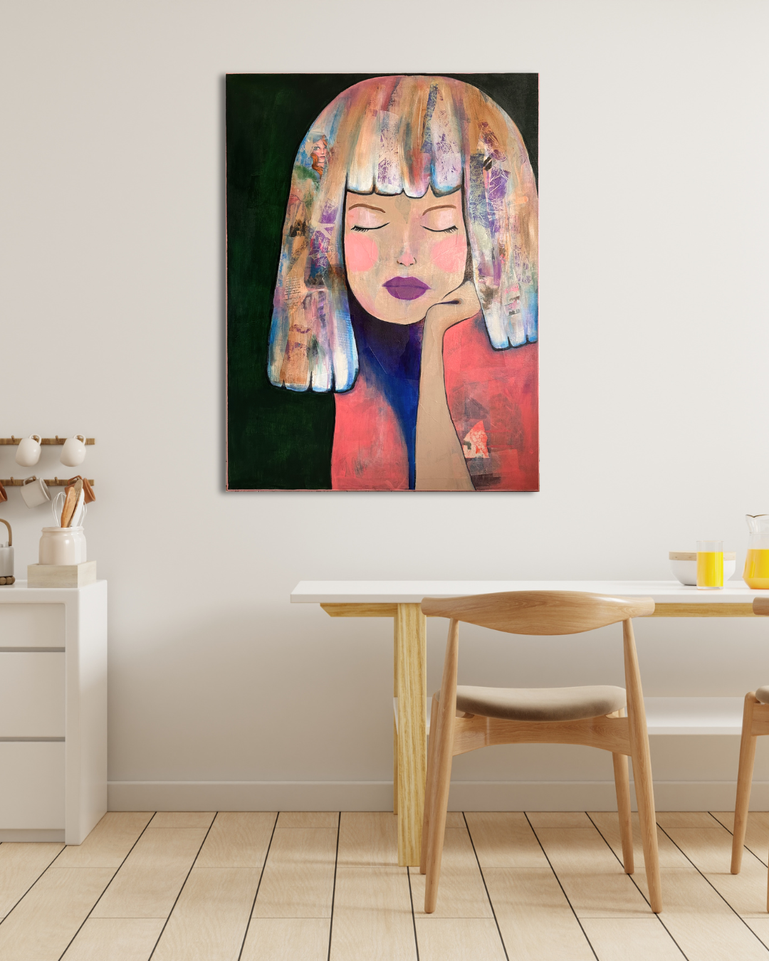 Indretning med stort maleri med collageelementer af kvinde med lukkede øjne. 