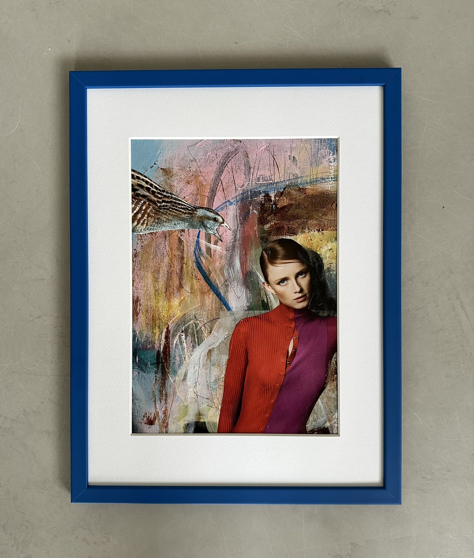 Collage i blå ramme, kvinde og fugl med abstrakt baggrund