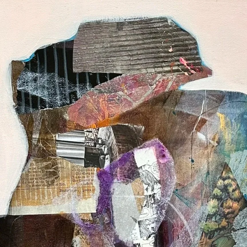Udsnit af Abstrakt maleri og collage med grønne, turkise, lyserøde og brune farver.
