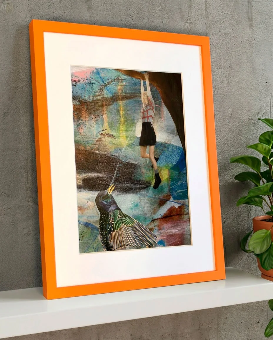 Collage i orange ramme, kvinde og fugl med abstrakt baggrund