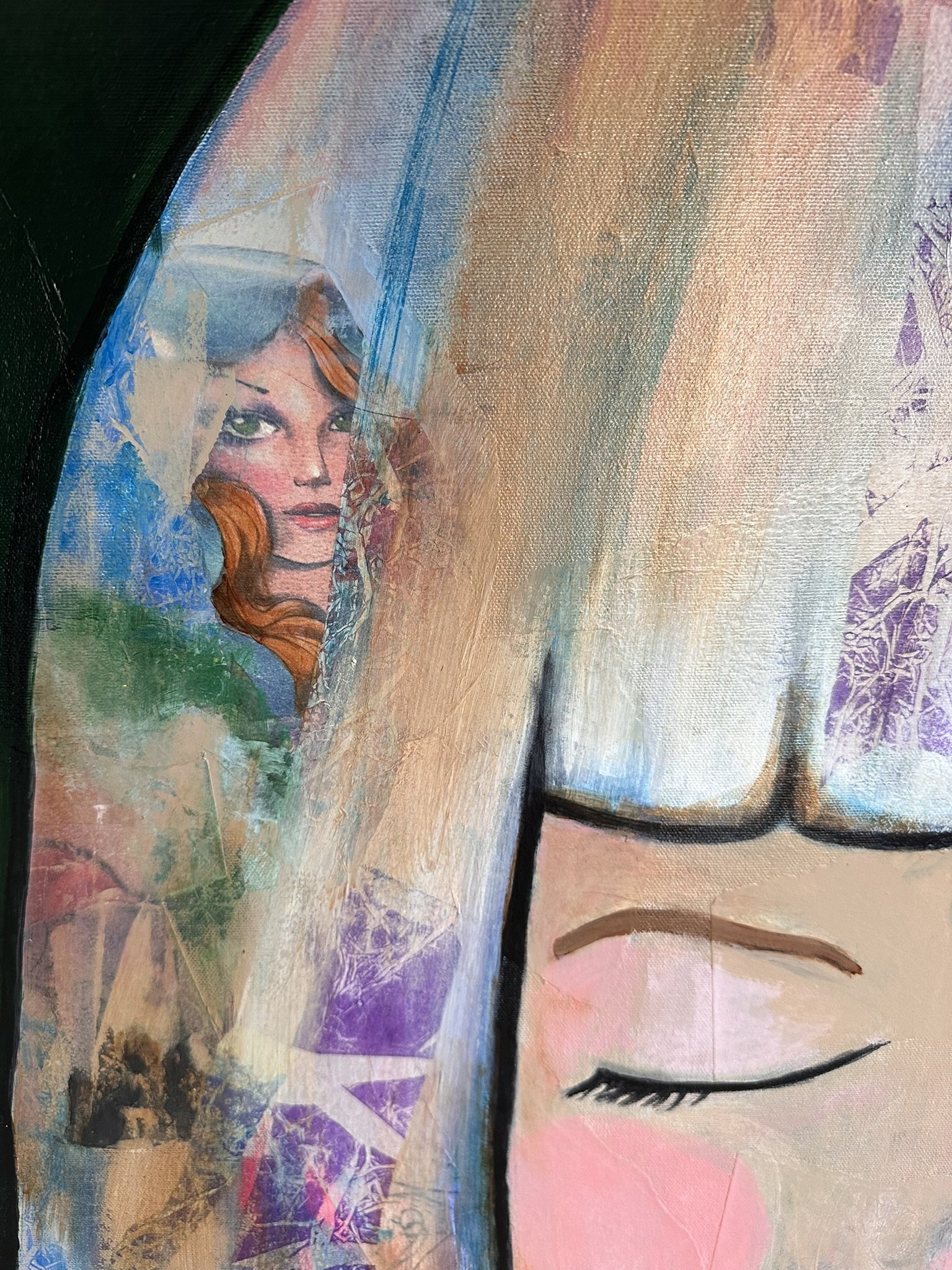 Udsnit af stort maleri med collageelementer af kvinde med lukkede øjne. 