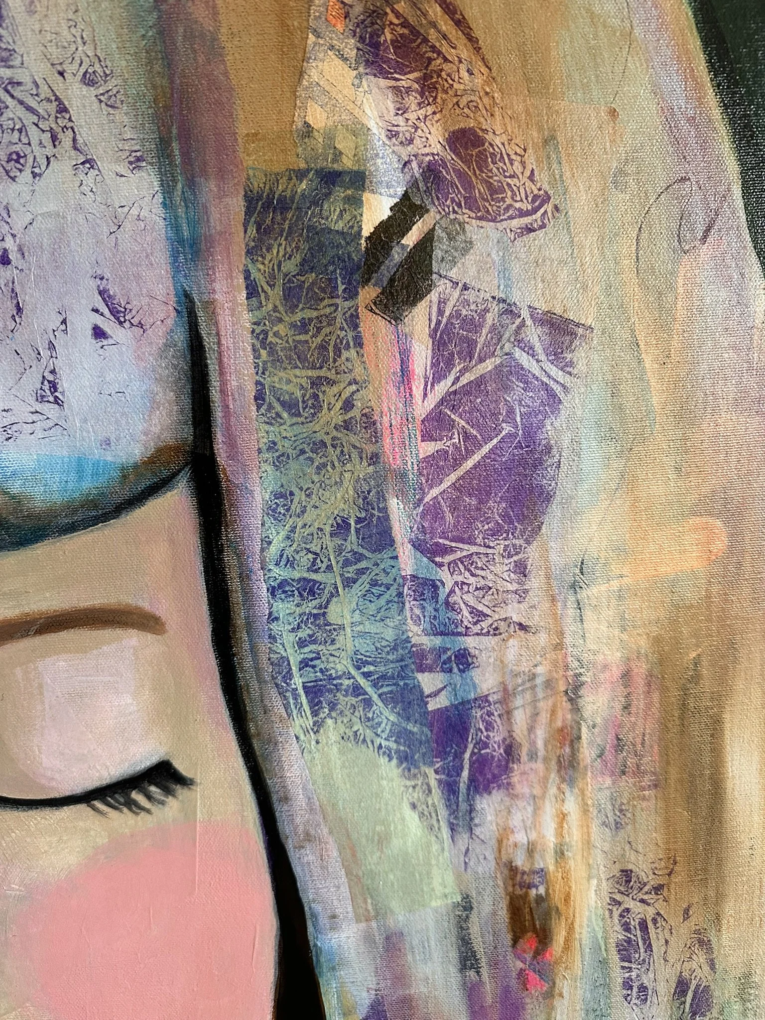 Udsnit af stort maleri med collageelementer af kvinde med lukkede øjne. 