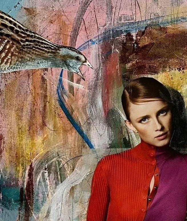 Collage i blå ramme, kvinde og fugl med abstrakt baggrund