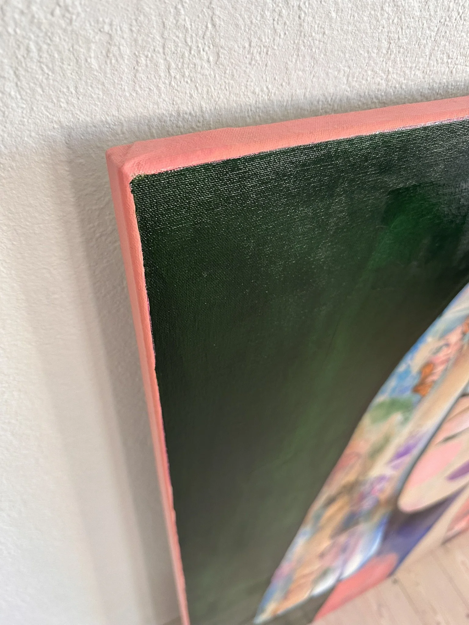 Et udsnit af stort maleri med collageelementer af kvinde med lukkede øjne. 