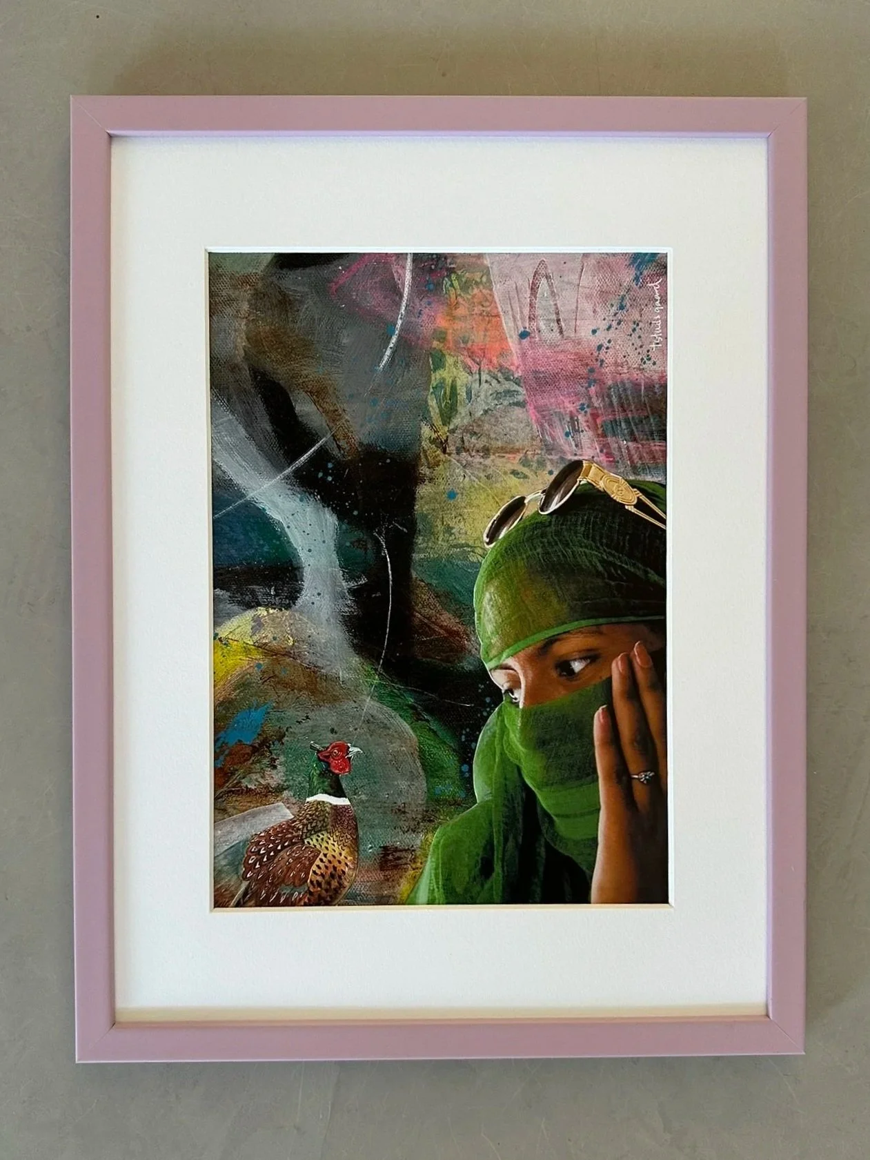 Collage i lyserød ramme, kvinde og fugl med abstrakt baggrund