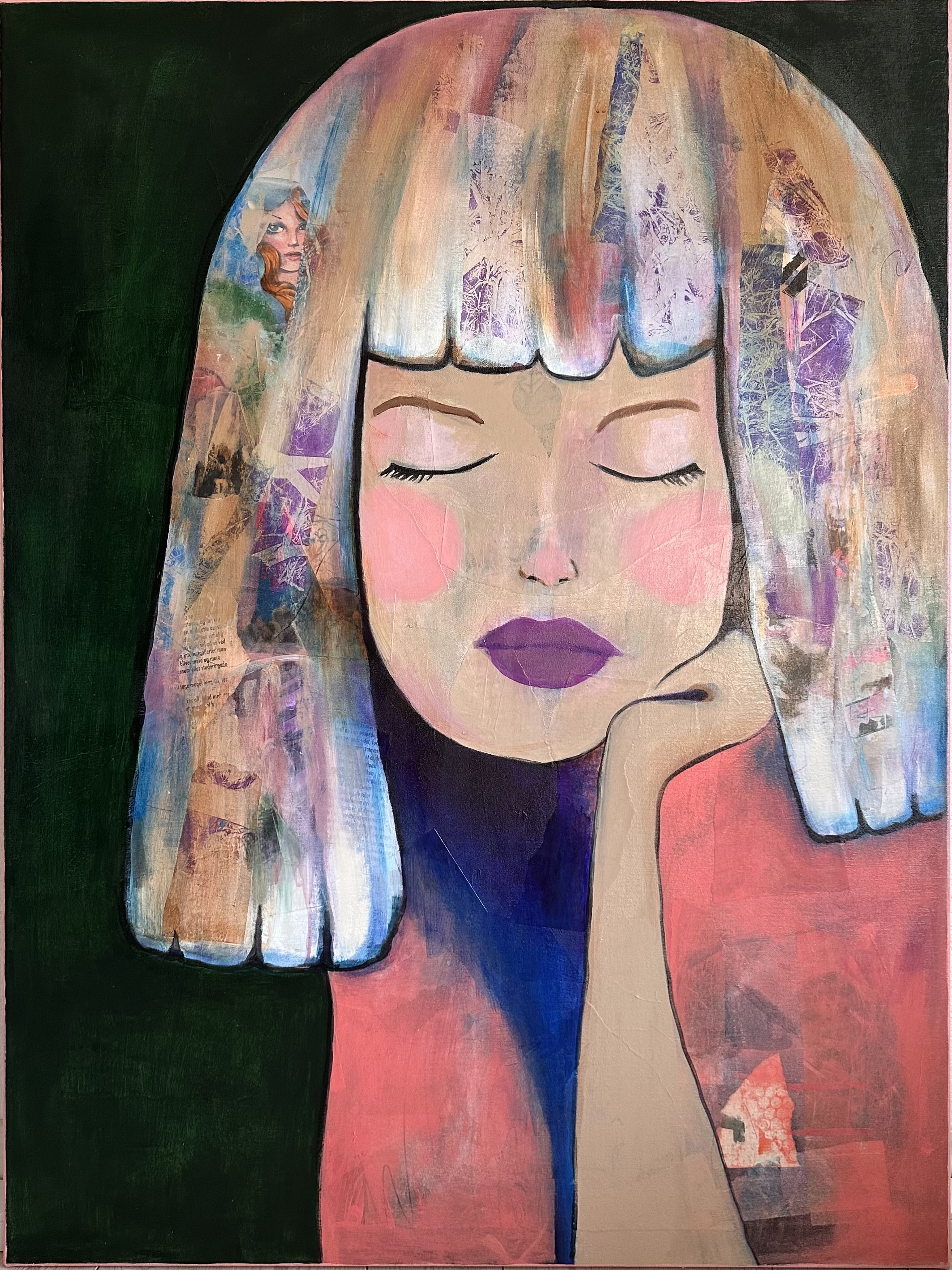 stort maleri med collageelementer af kvinde med lukkede øjne. 