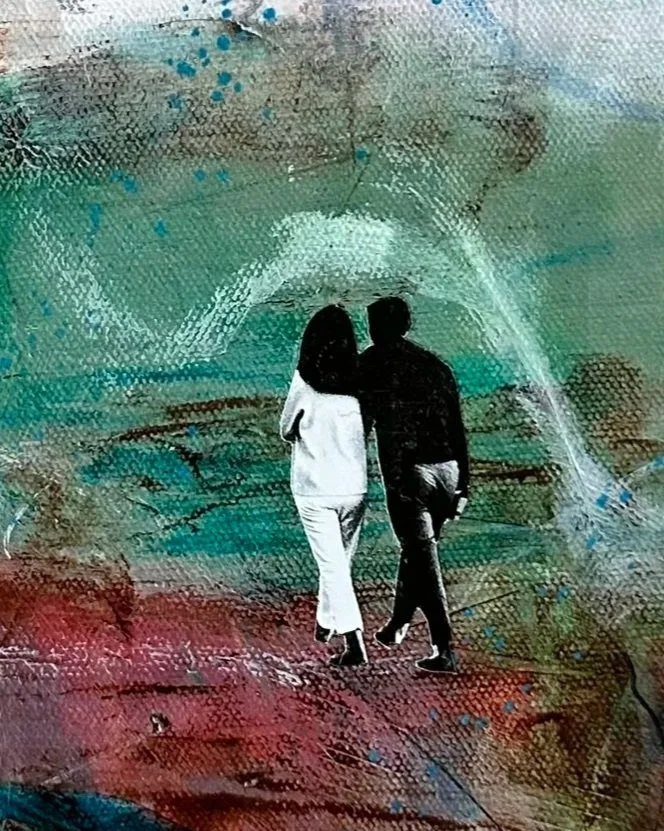 Collage i egetræsramme, kvinde og mand med abstrakt baggrund