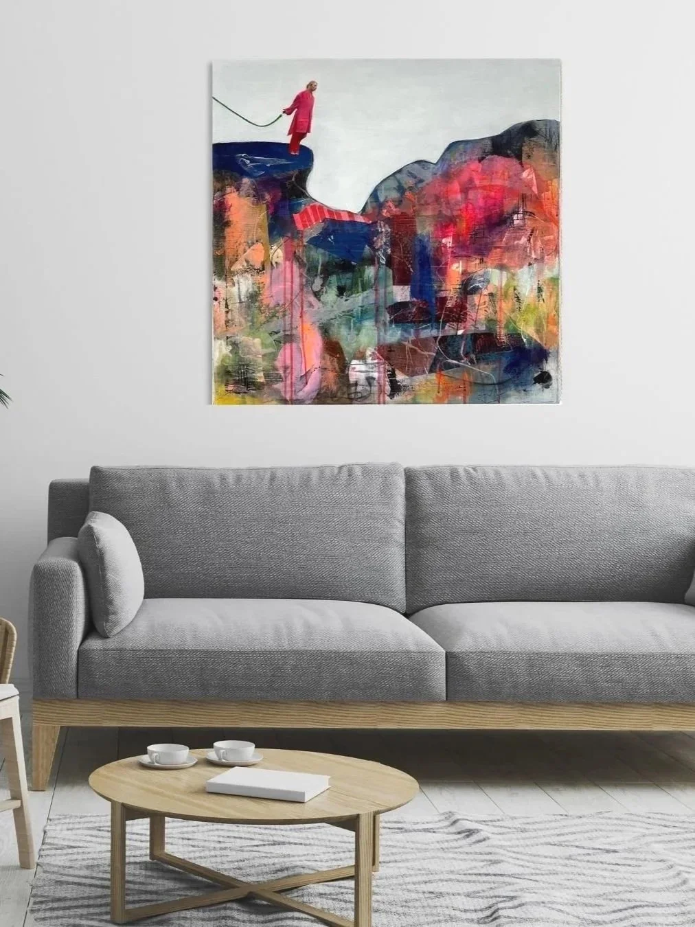 Abstrakt maleri med collage-elementer og en kvinde omgivet af farverige og teksturerede områder.
