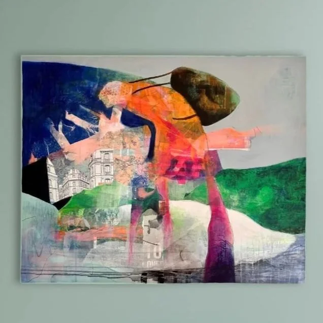 Abstrakt maleri med collage-elementer og en kvinde i midten, omgivet af farverige og teksturerede områder.