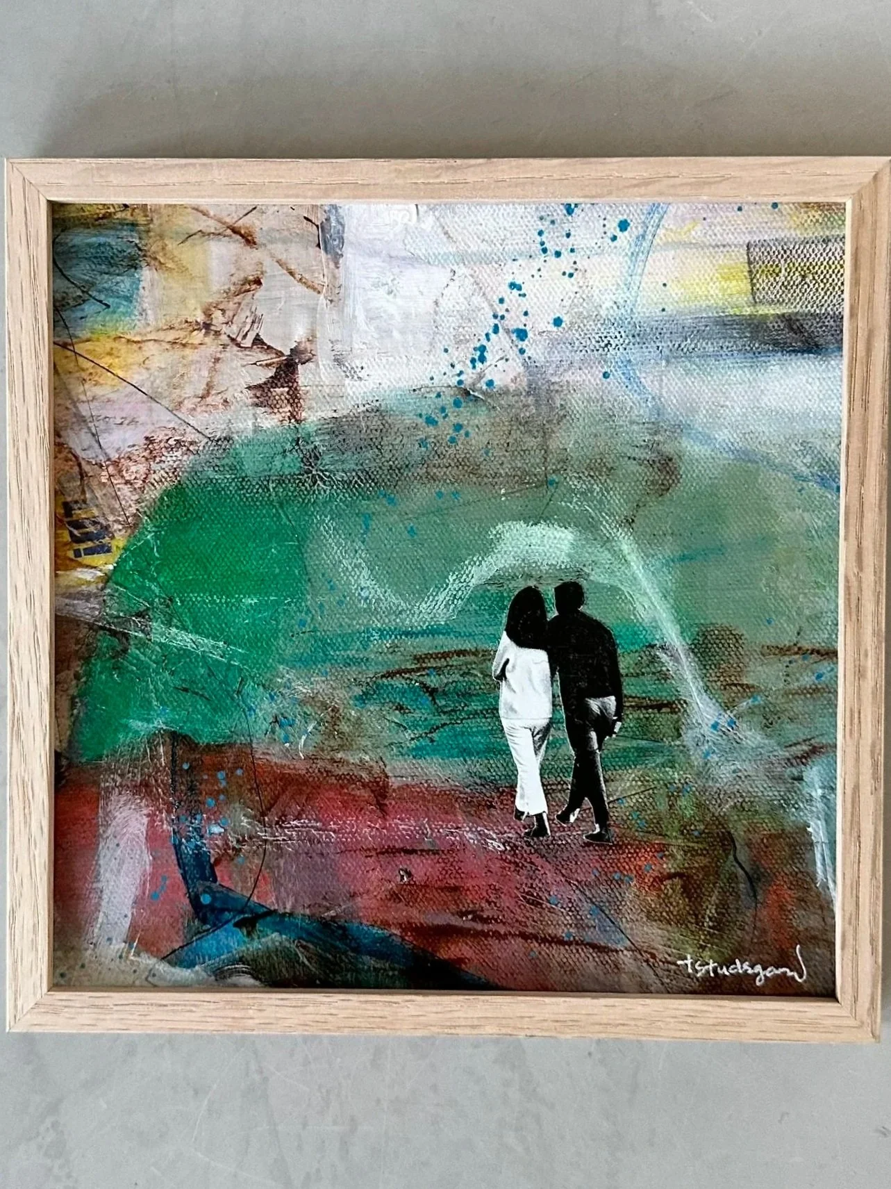 Collage i egetræsramme, kvinde og mand med abstrakt baggrund