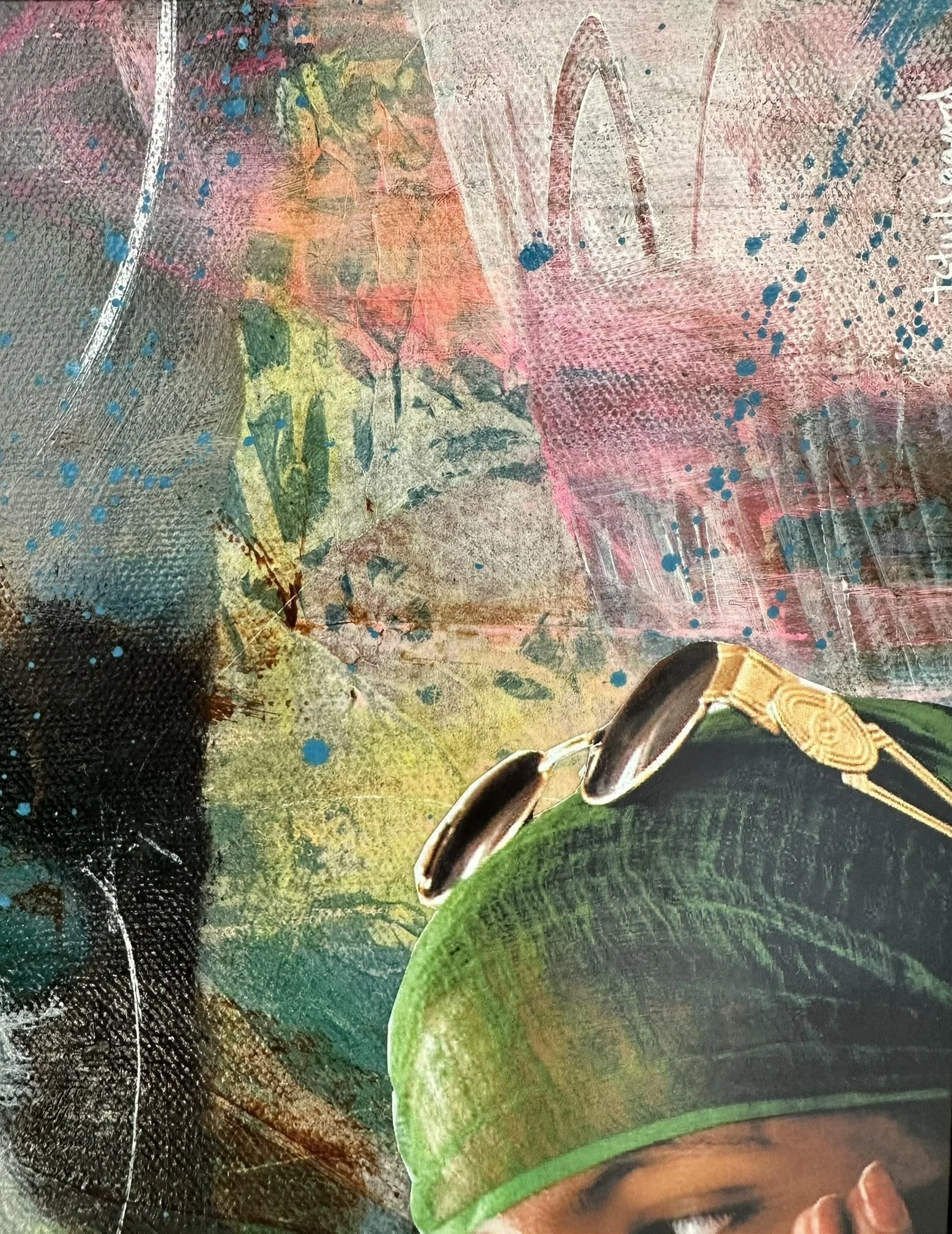 Collage i lyserød ramme, kvinde og fugl med abstrakt baggrund