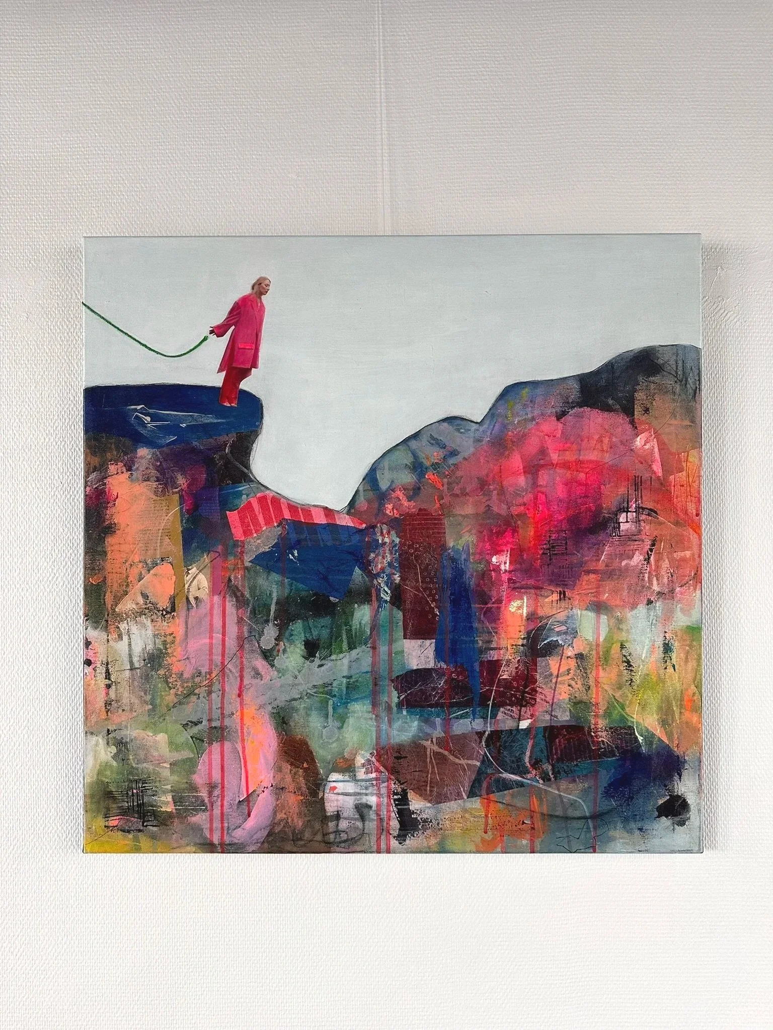 Abstrakt maleri med collage-elementer og en kvinde omgivet af farverige og teksturerede områder.