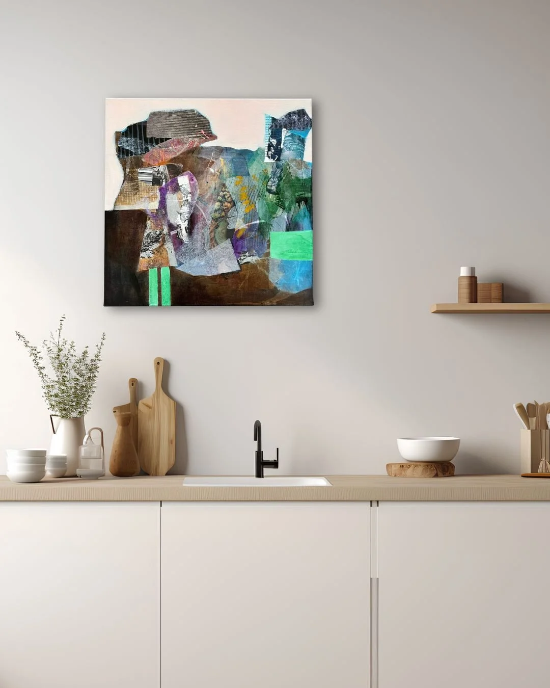 Abstrakt maleri og collage med grønne, turkise, lyserøde og brune farver og teksturer, placeret mod en hvid væg.
