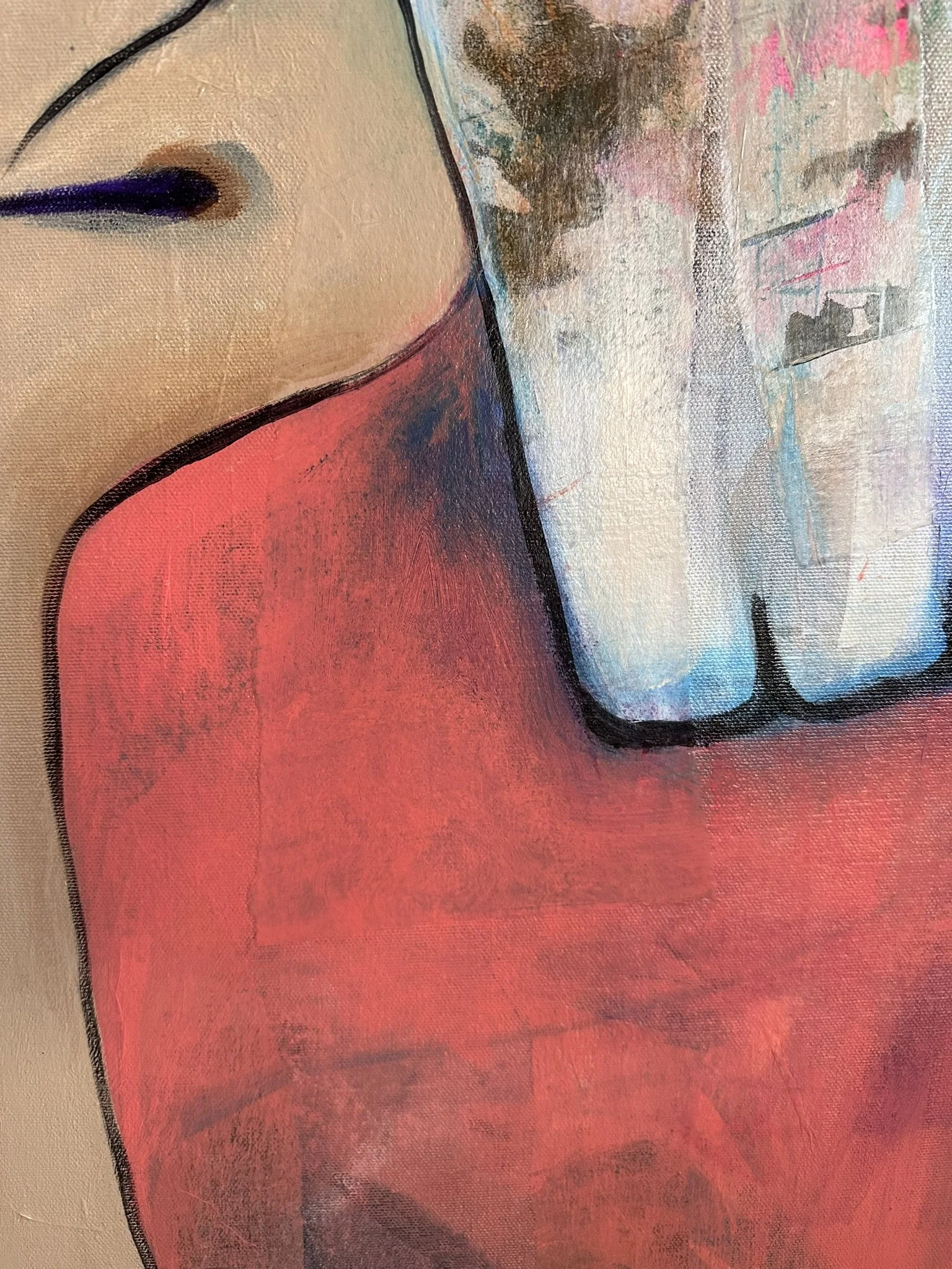 Udsnit af stort maleri med collageelementer af kvinde med lukkede øjne. 