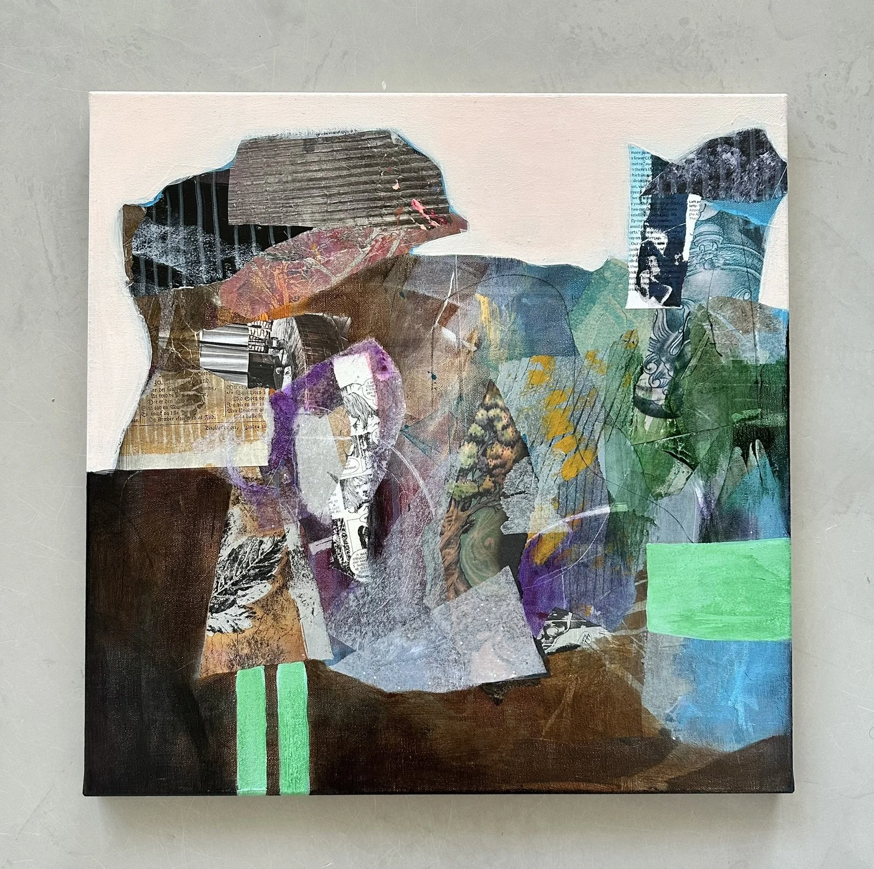 Abstrakt maleri og collage med grønne, turkise, lyserøde og brune farver og teksturer, placeret mod en hvid væg.