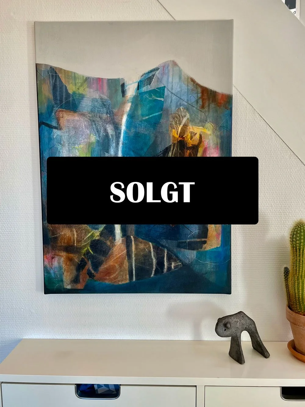 Akrylmaleri med collageelementer, en pige med rødt hår omringet af abstrakte farver og billeder.