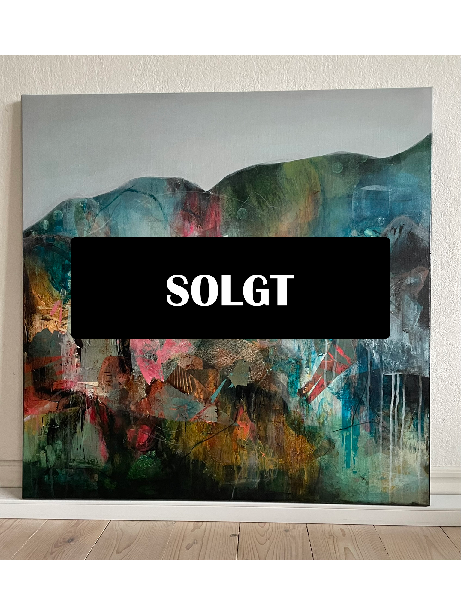 Dette er et abstrakt maleri med farverige lag, der forestiller bjerglandskab og har mange spændende detaljer.