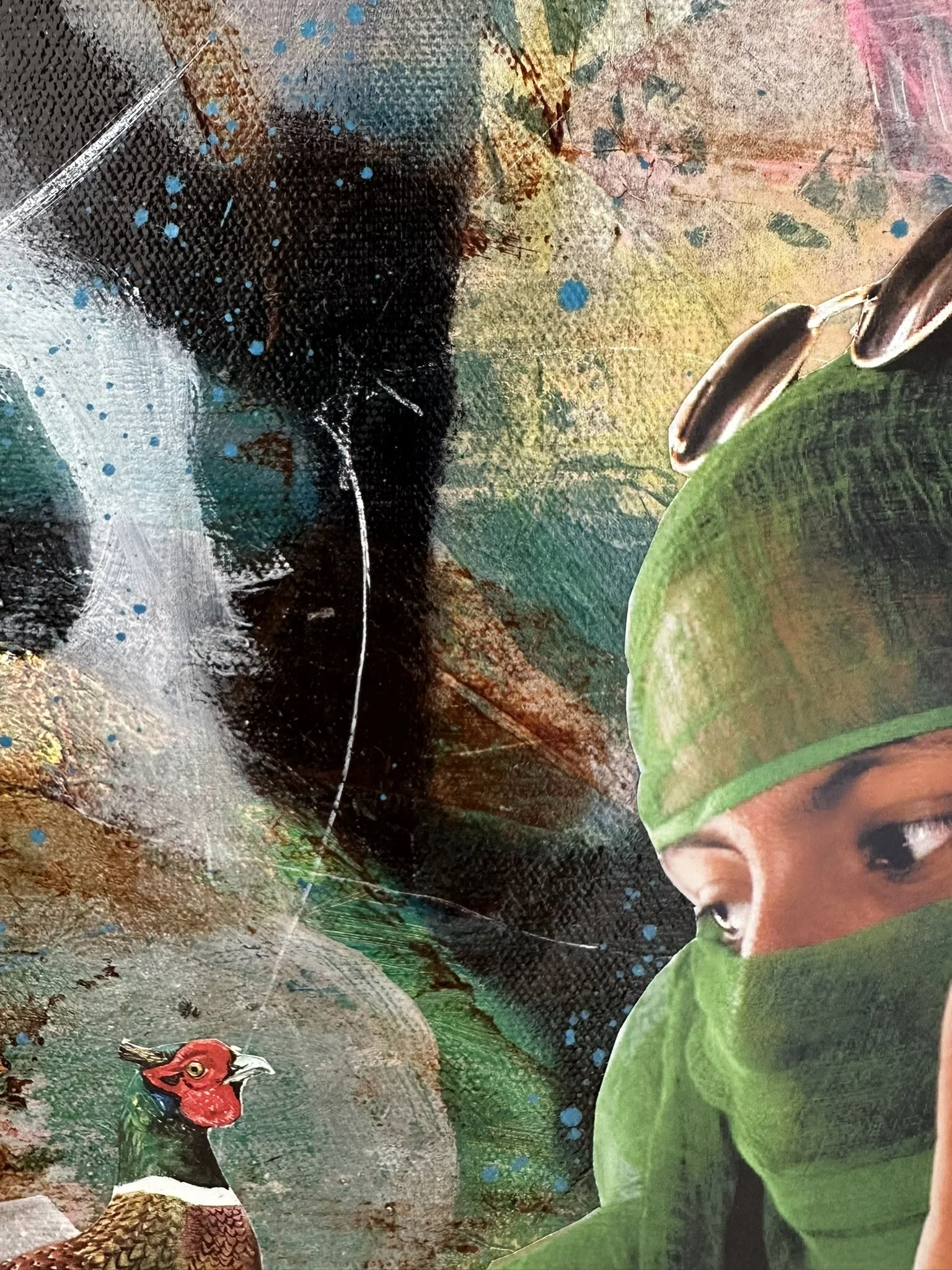 Collage i lyserød ramme, kvinde og fugl med abstrakt baggrund