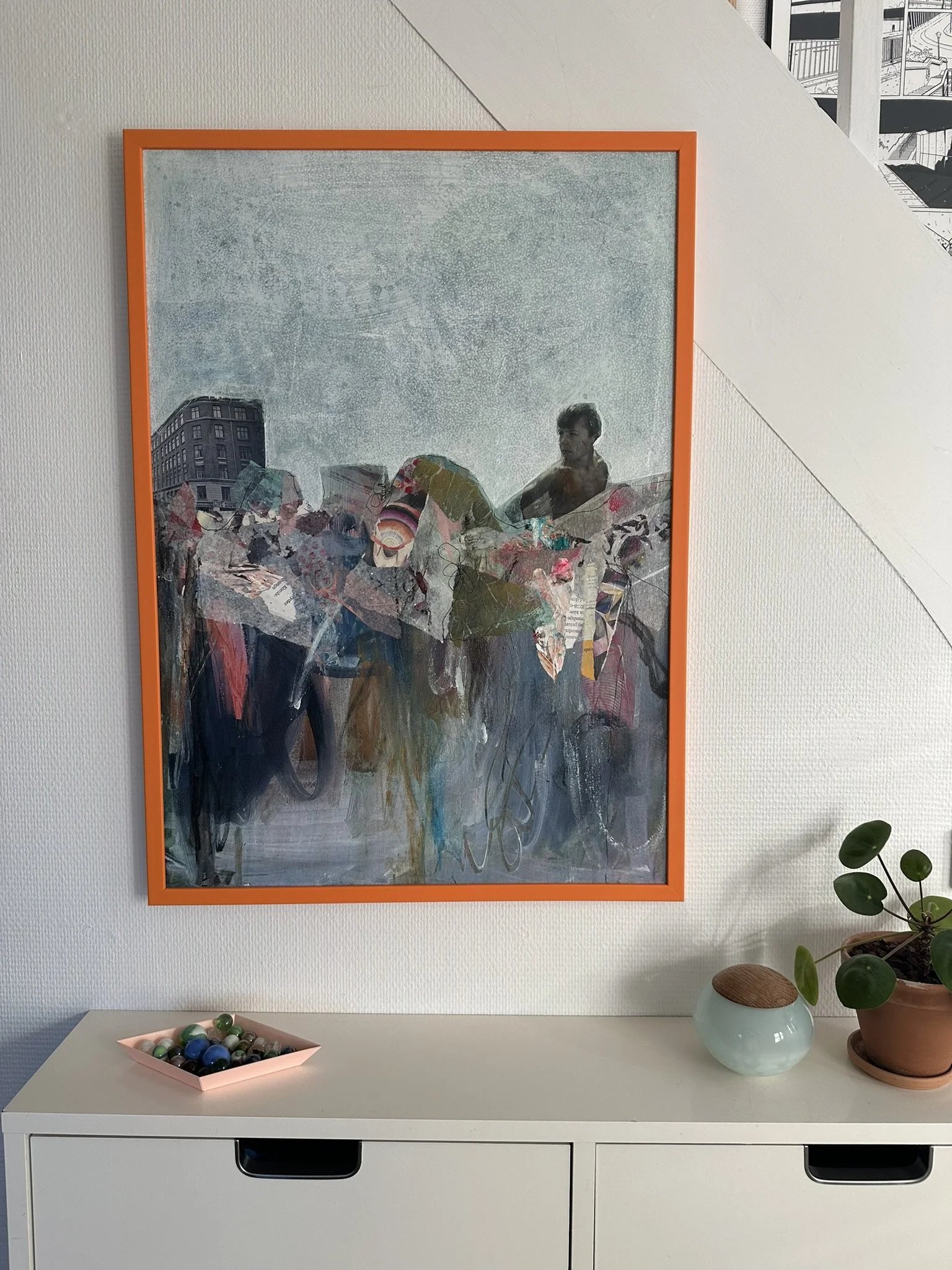 Indretning med abstrakt maleri med collageelementer. 